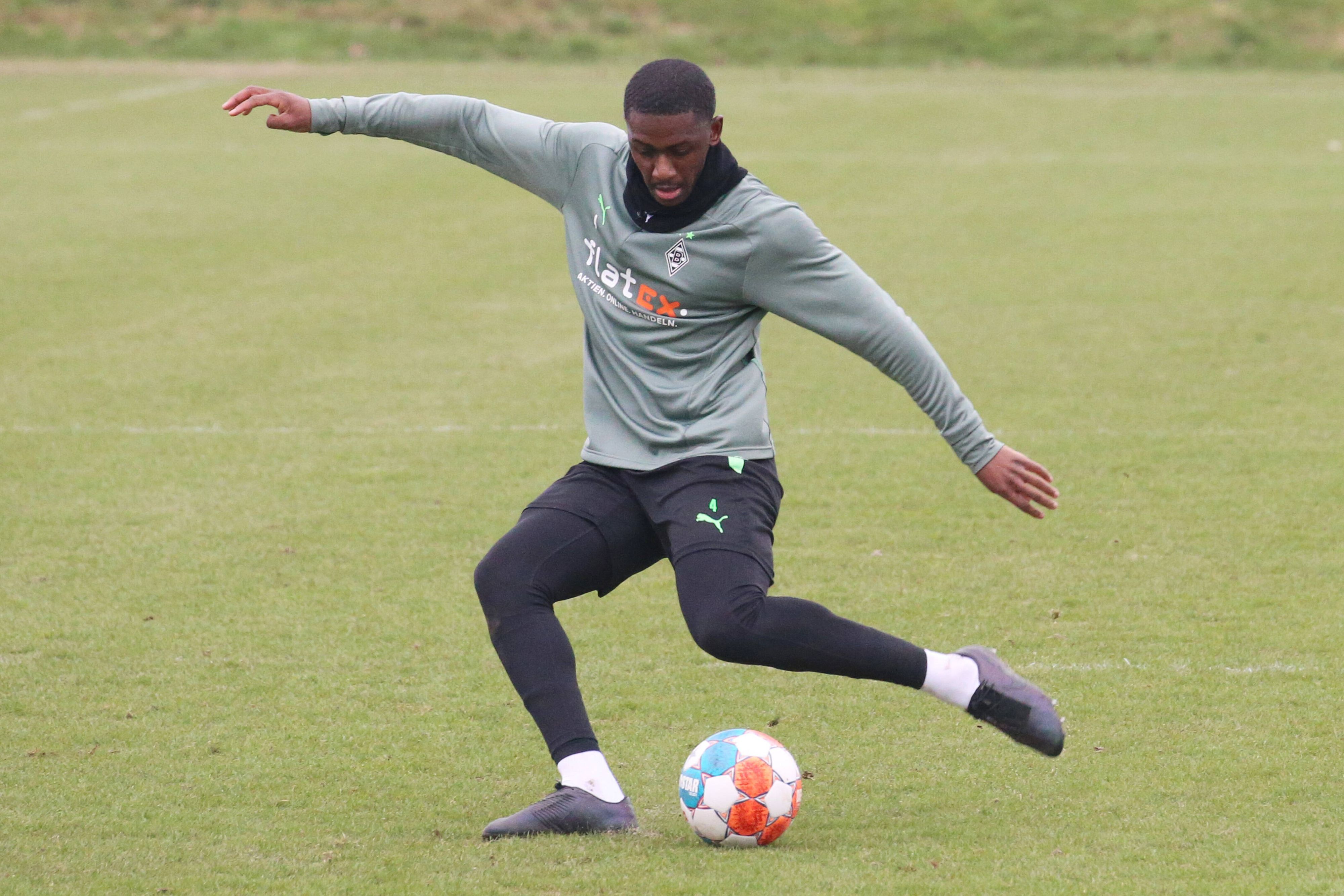 Mamadou Doucouré von Borussia Mönchengladbach, hier am 25. Januar 2022 während einer Trainingseinheit der Fohlen mit Ball.