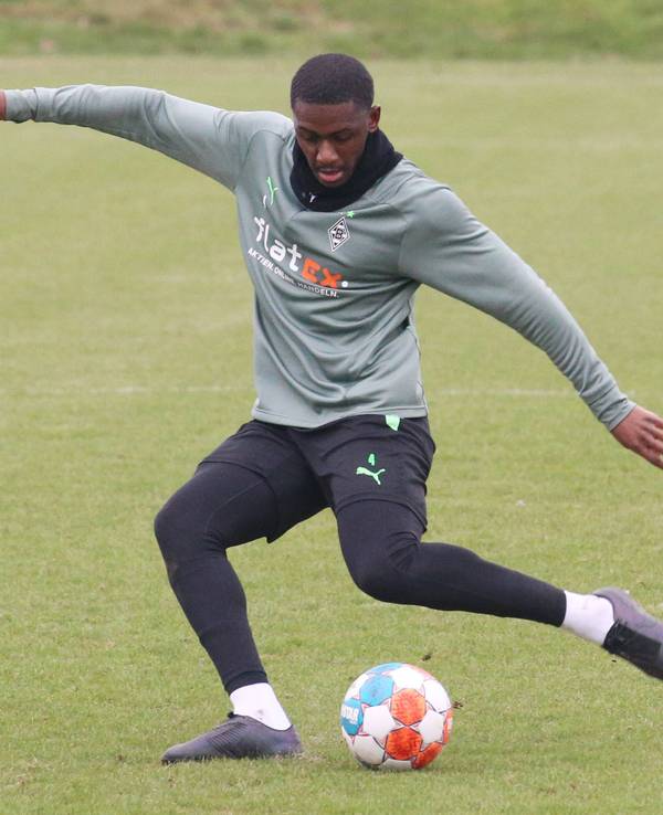 Mamadou Doucouré von Borussia Mönchengladbach, hier am 25. Januar 2022 während einer Trainingseinheit der Fohlen mit Ball.