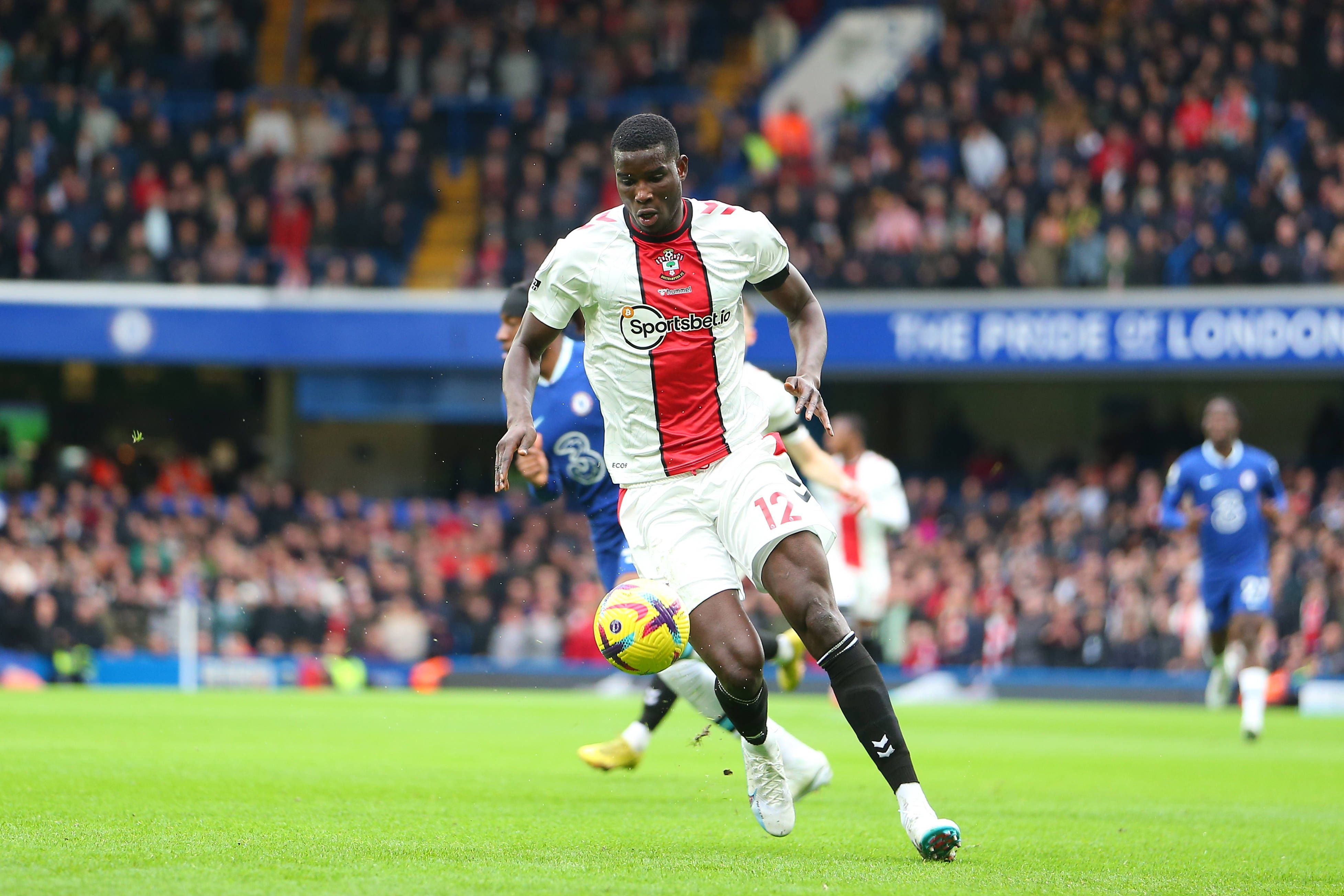 Paul Onuachu vom FC Southampton, hier am 18. Februar 2023 bei einem Auswärtsspiel an der Stamford Bridge gegen den FC Chelsea, am Ball.