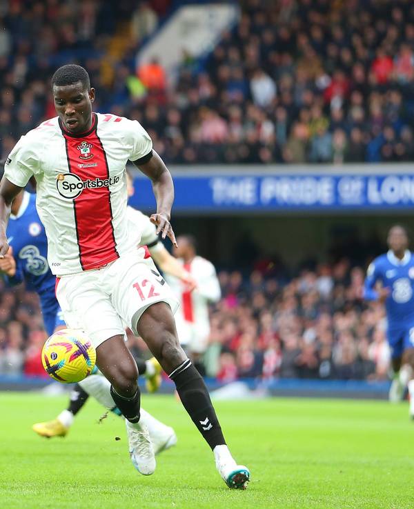 Paul Onuachu vom FC Southampton, hier am 18. Februar 2023 bei einem Auswärtsspiel an der Stamford Bridge gegen den FC Chelsea, am Ball.