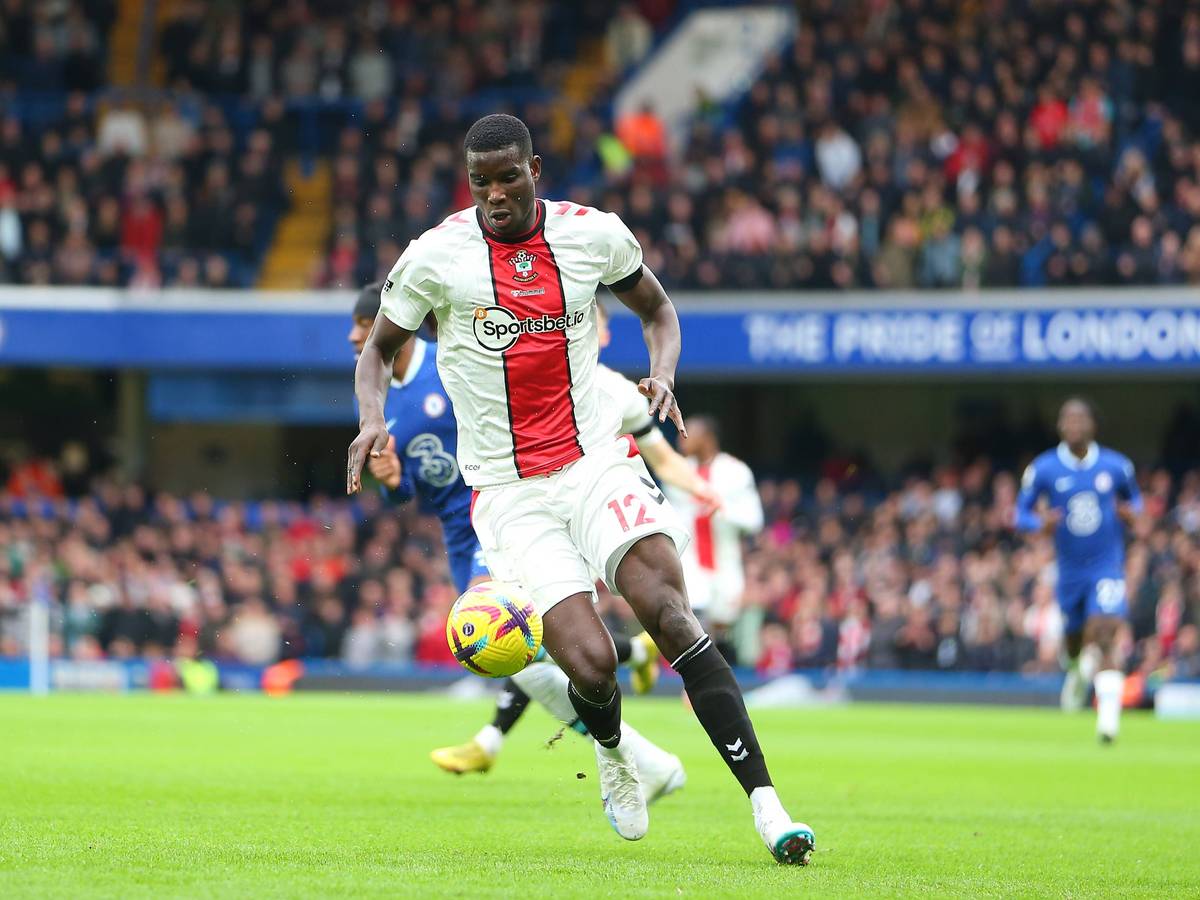Paul Onuachu vom FC Southampton, hier am 18. Februar 2023 bei einem Auswärtsspiel an der Stamford Bridge gegen den FC Chelsea, am Ball.
