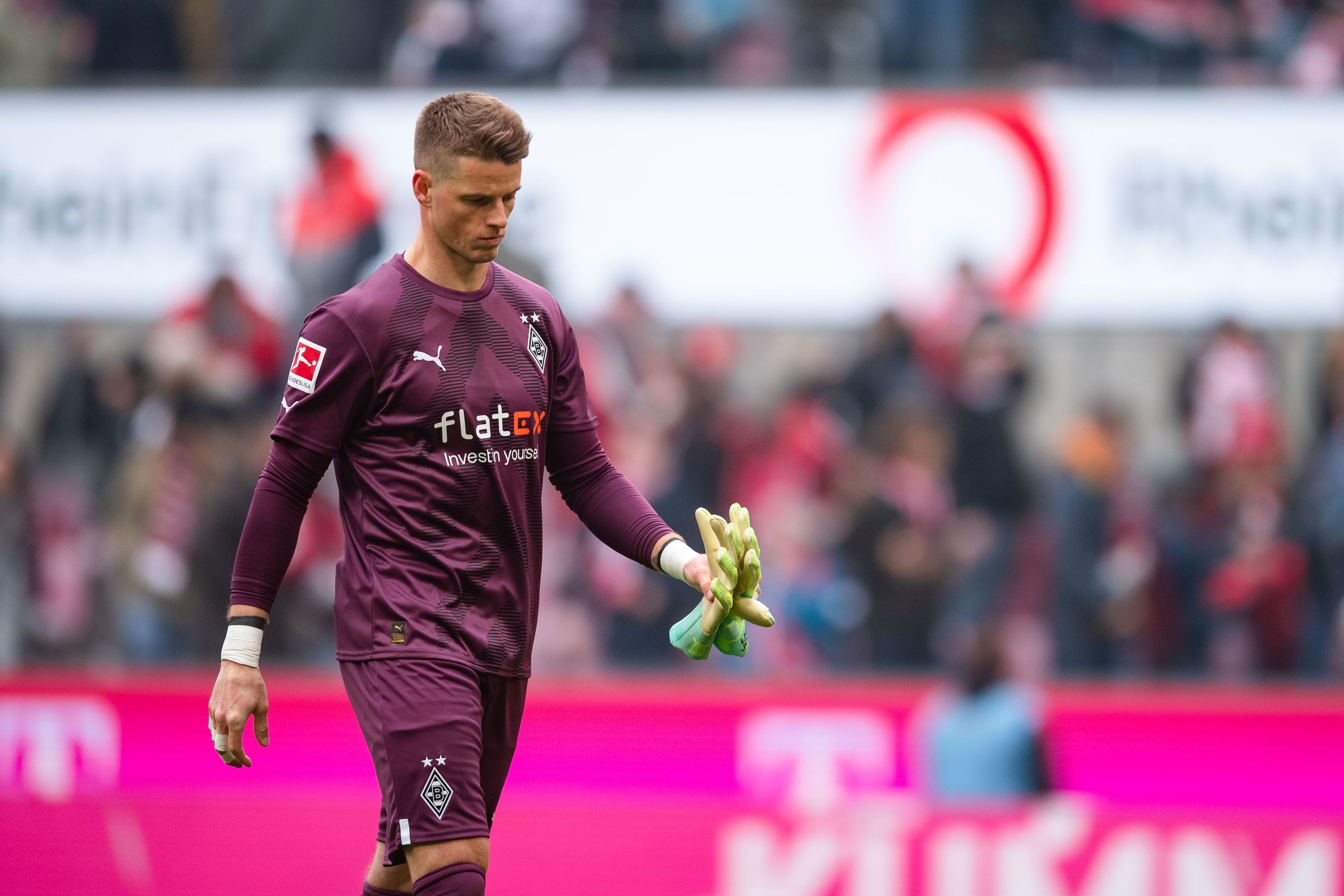 Jonas Omlin schaut nach unten, trägt seine beiden Handschuhe.