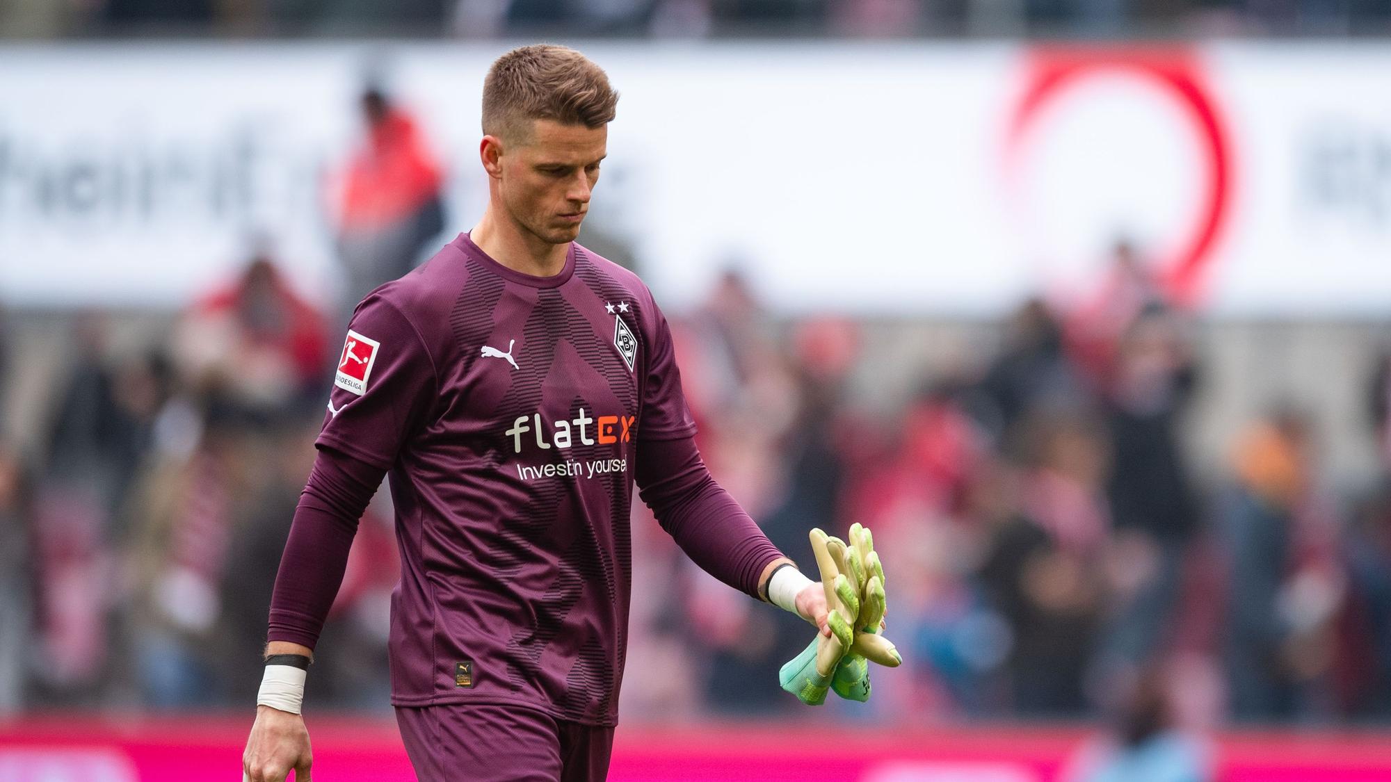 Jonas Omlin schaut nach unten, trägt seine beiden Handschuhe.