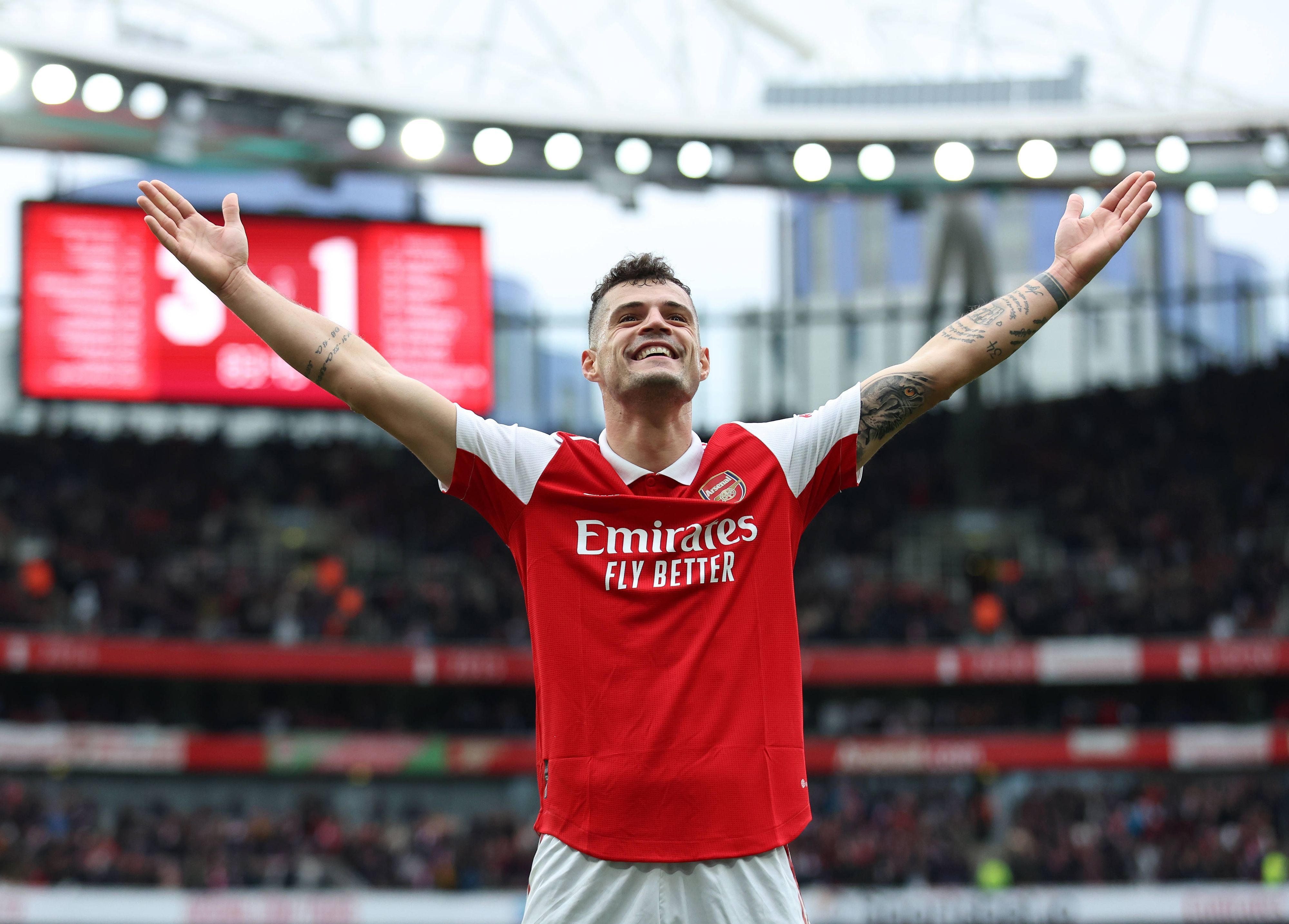 Granit Xhaka, ehemals Spieler von Borussia Mönchengladbach, hier zu sehen am 1. April 2023 beim Feiern eines Tors mit den Fans vom FC Arsenal.