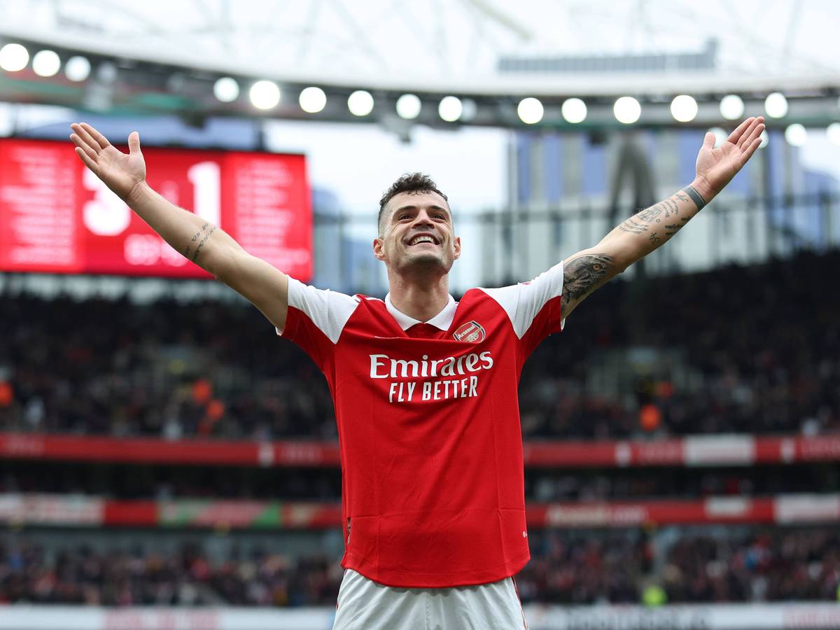 Granit Xhaka, ehemals Spieler von Borussia Mönchengladbach, hier zu sehen am 1. April 2023 beim Feiern eines Tors mit den Fans vom FC Arsenal.