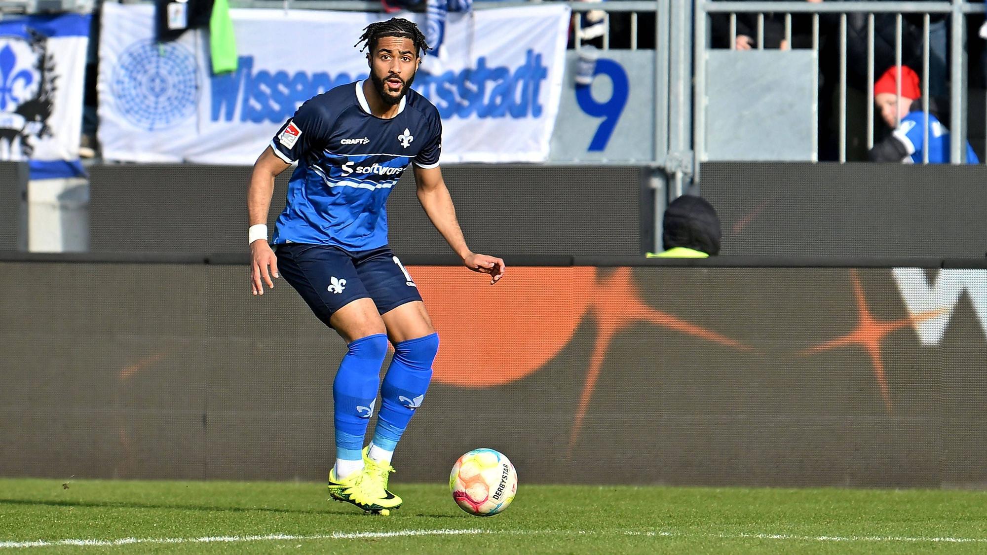Keanan Bennetts, Ex-Spieler von Borussia Mönchengladbach, hier am 12. Februar 2023 im Trikot von Darmstadt 98, hat einen neuen Klub gefunden.