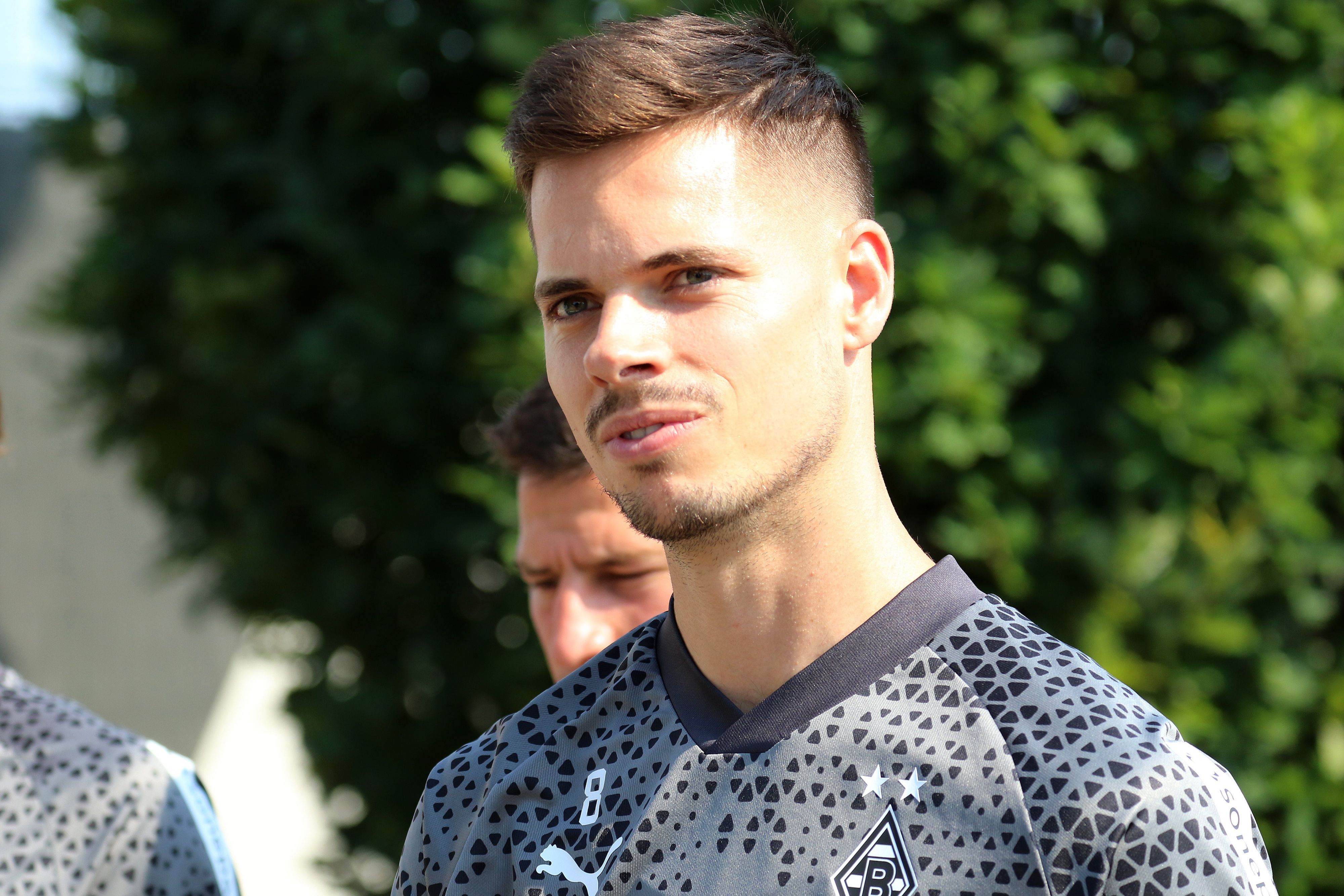 Julian Weigl, Spieler von Borussia Mönchengladbach, am Sonntag (9. Juli 2023) beim Trainingsauftakt im Borussia-Park.