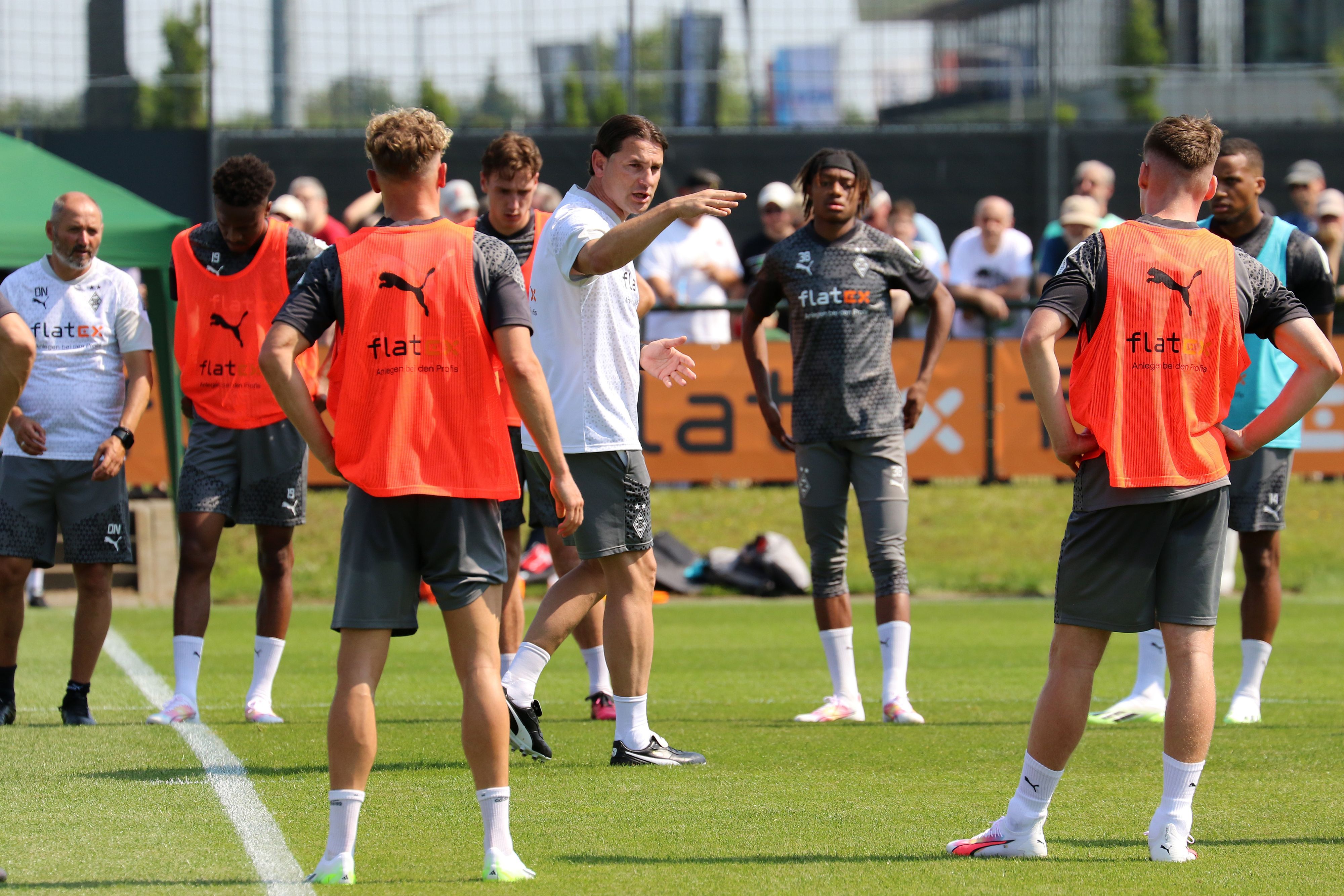 Gerardo Seoane gibt im Training Anweisungen.