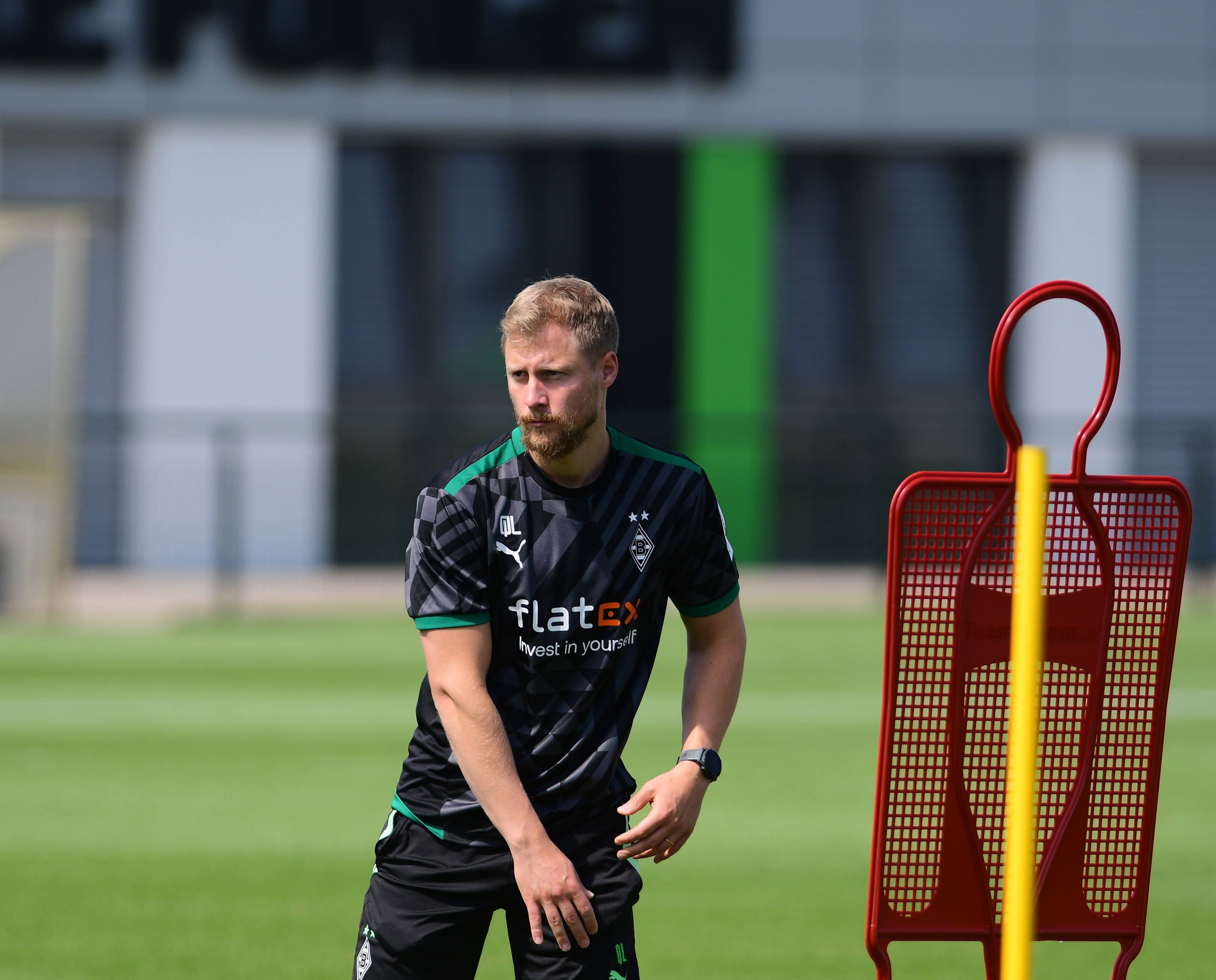 Quirin Löppert, ehemals Athletiktrainer bei Borussia Mönchengladbach, schließt sich zur neuen Saison einem anderen Bundesliga-Klub an. Das Foto zeigt ihn am 30. Juni 2022 bei einer Trainingseinheit der Fohlen.