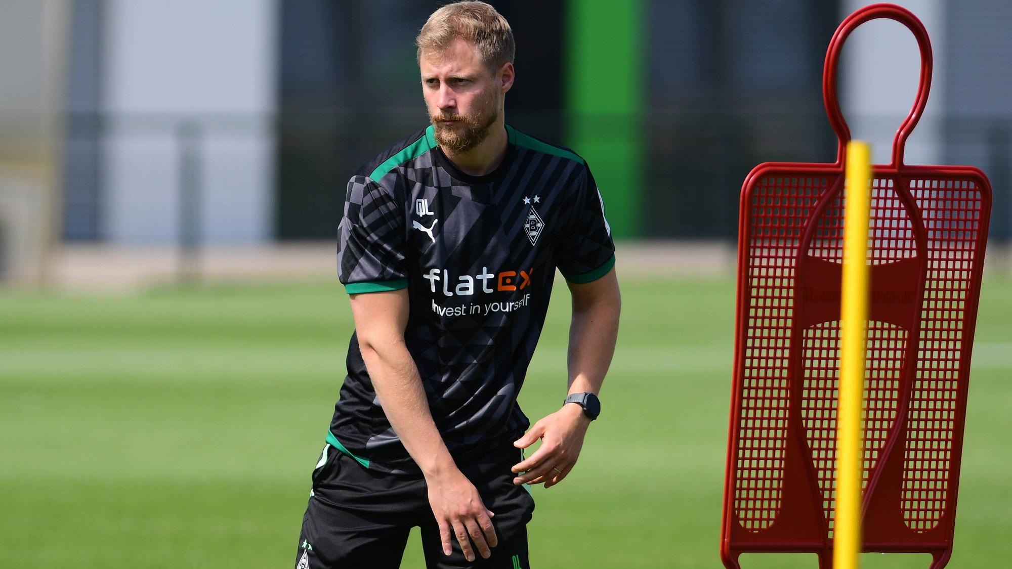Quirin Löppert, ehemals Athletiktrainer bei Borussia Mönchengladbach, schließt sich zur neuen Saison einem anderen Bundesliga-Klub an. Das Foto zeigt ihn am 30. Juni 2022 bei einer Trainingseinheit der Fohlen.