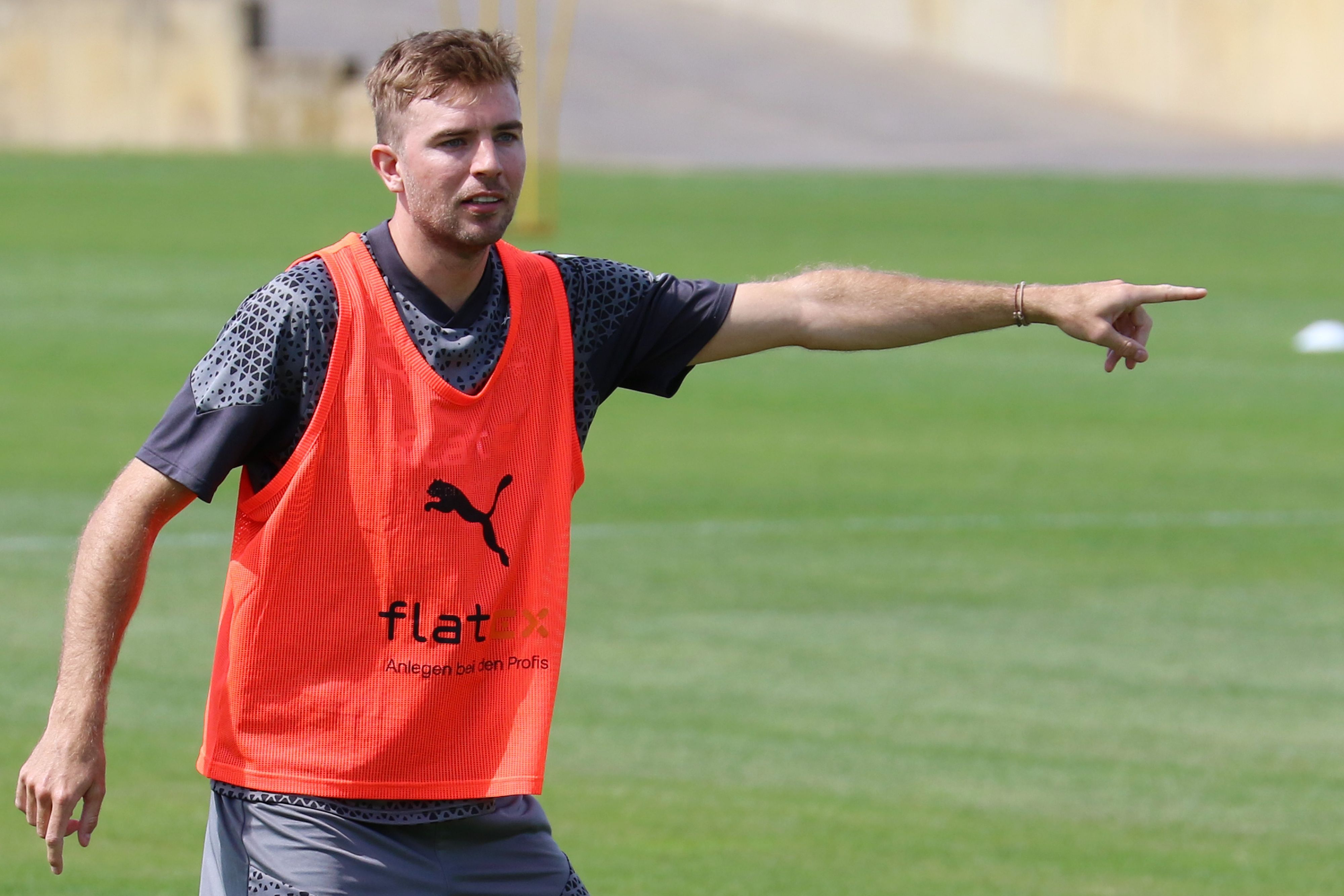 Christoph Kramer von Borussia Mönchengladbach, hier bei einer Trainingseinheit der Fohlen am 11. Juli 2023, gibt im orange Leibchen Anweisungen und dirigiert.