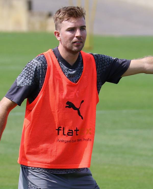 Christoph Kramer von Borussia Mönchengladbach, hier bei einer Trainingseinheit der Fohlen am 11. Juli 2023, gibt im orange Leibchen Anweisungen und dirigiert.