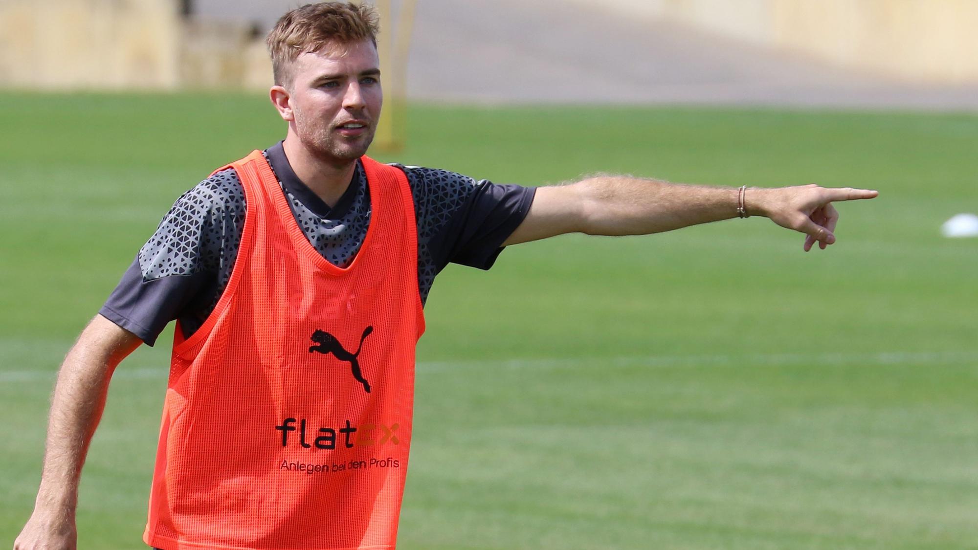 Christoph Kramer von Borussia Mönchengladbach, hier bei einer Trainingseinheit der Fohlen am 11. Juli 2023, gibt im orange Leibchen Anweisungen und dirigiert.