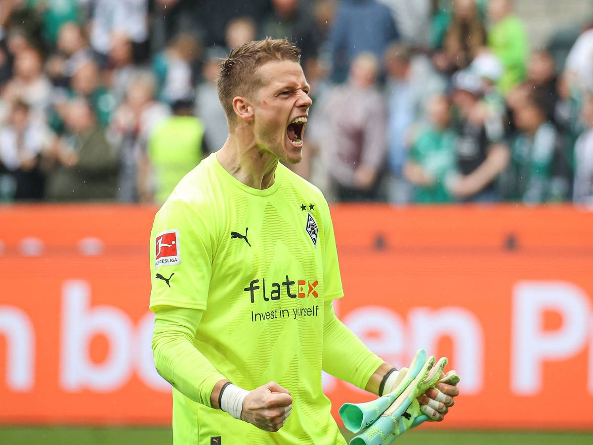Jonas Omlin schreit am 6. Mai 2023 seine Freude über den Heimsieg von Borussia Mönchengladbach gegen den VfL Bochum heraus.