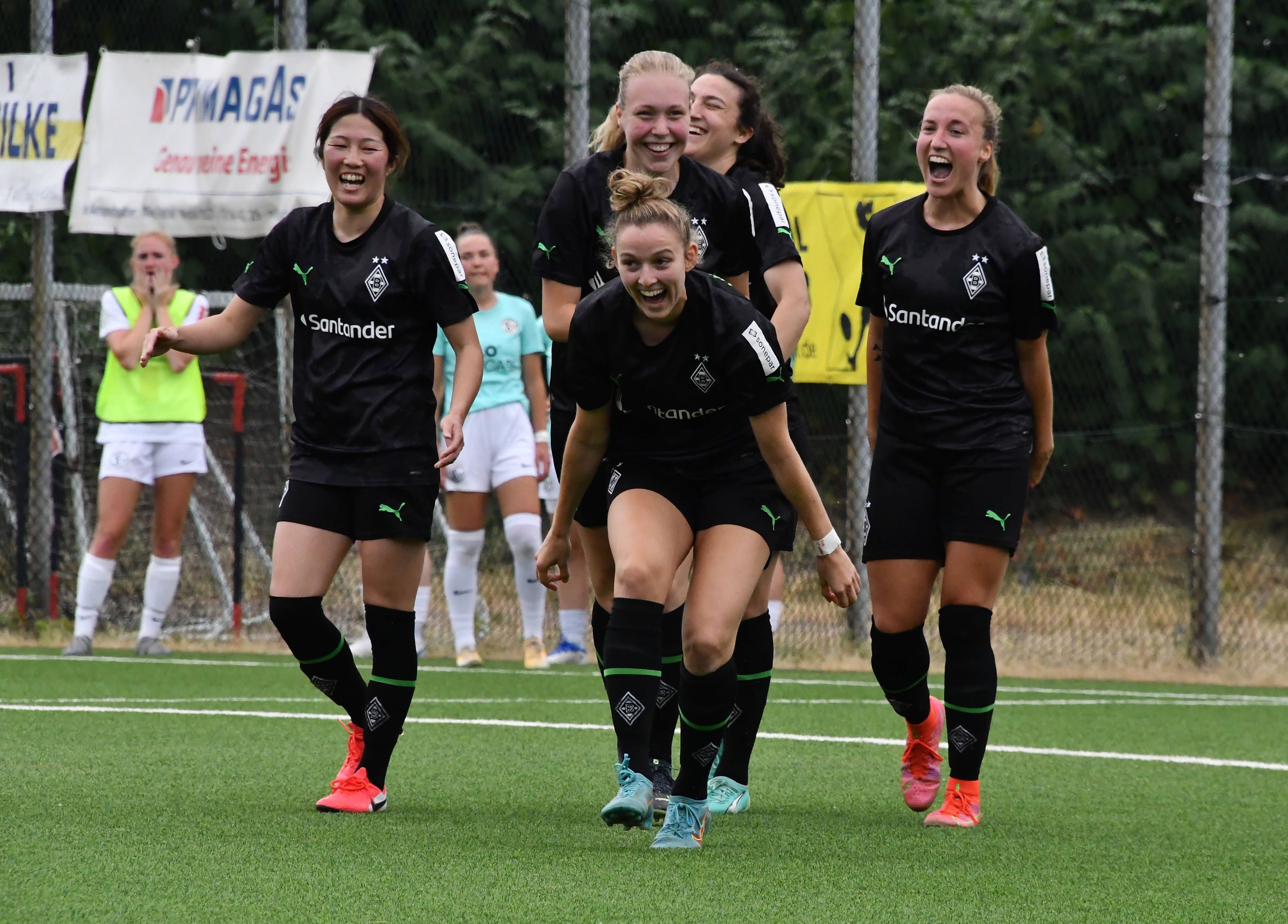 Das Frauen-Team von Borussia Mönchengladbach, hier bei den Aufstiegsfeierlichkeiten am 18. Juni 2023, treffen in der ersten Runde des DFB-Pokals auf Holstein Kiel.