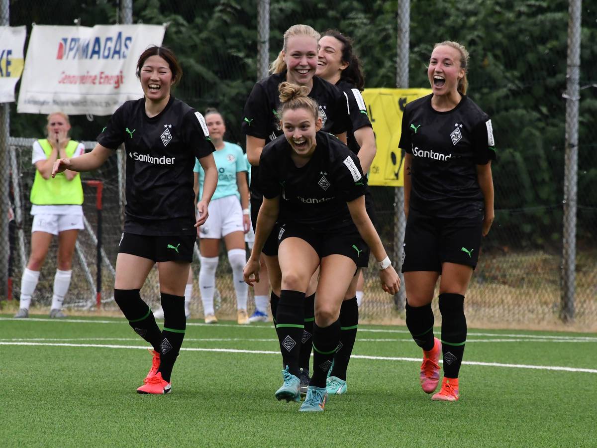 Das Frauen-Team von Borussia Mönchengladbach, hier bei den Aufstiegsfeierlichkeiten am 18. Juni 2023, treffen in der ersten Runde des DFB-Pokals auf Holstein Kiel.