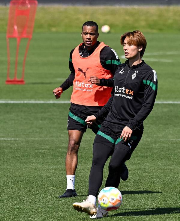 Alassane Plea (l.) und Ko Itakura (r.) von Borussia Mönchengladbach waren in den vergangenen Wochen immer wieder Teil von Wechsel-Spekulationen gewesen. Das Foto zeigt beide bei einer Trainingseinheit am 3. Mai 2023 im Borussia-Park.