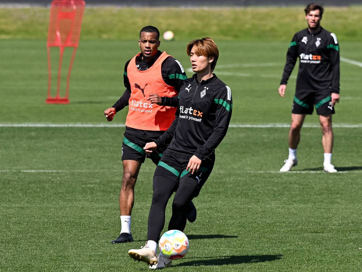 Alassane Plea (l.) und Ko Itakura (r.) von Borussia Mönchengladbach waren in den vergangenen Wochen immer wieder Teil von Wechsel-Spekulationen gewesen. Das Foto zeigt beide bei einer Trainingseinheit am 3. Mai 2023 im Borussia-Park.