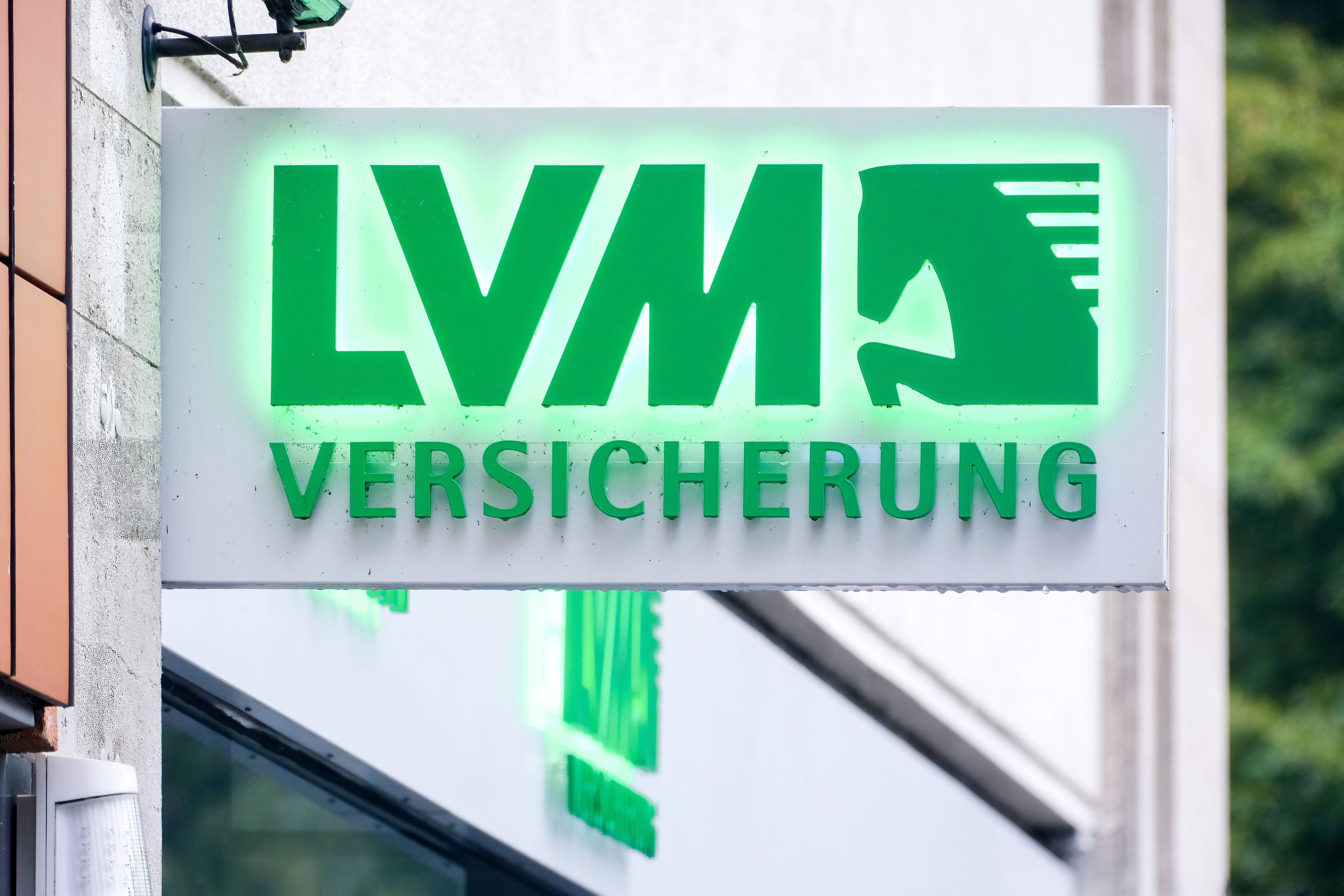 Die LVM Versicherung wird neuer Co-Sponsor von Borussia Mönchengladbach. Das Foto zeigt das Logo der Versicherung auf einem Schild in Düsseldorf am 5. August 2022.