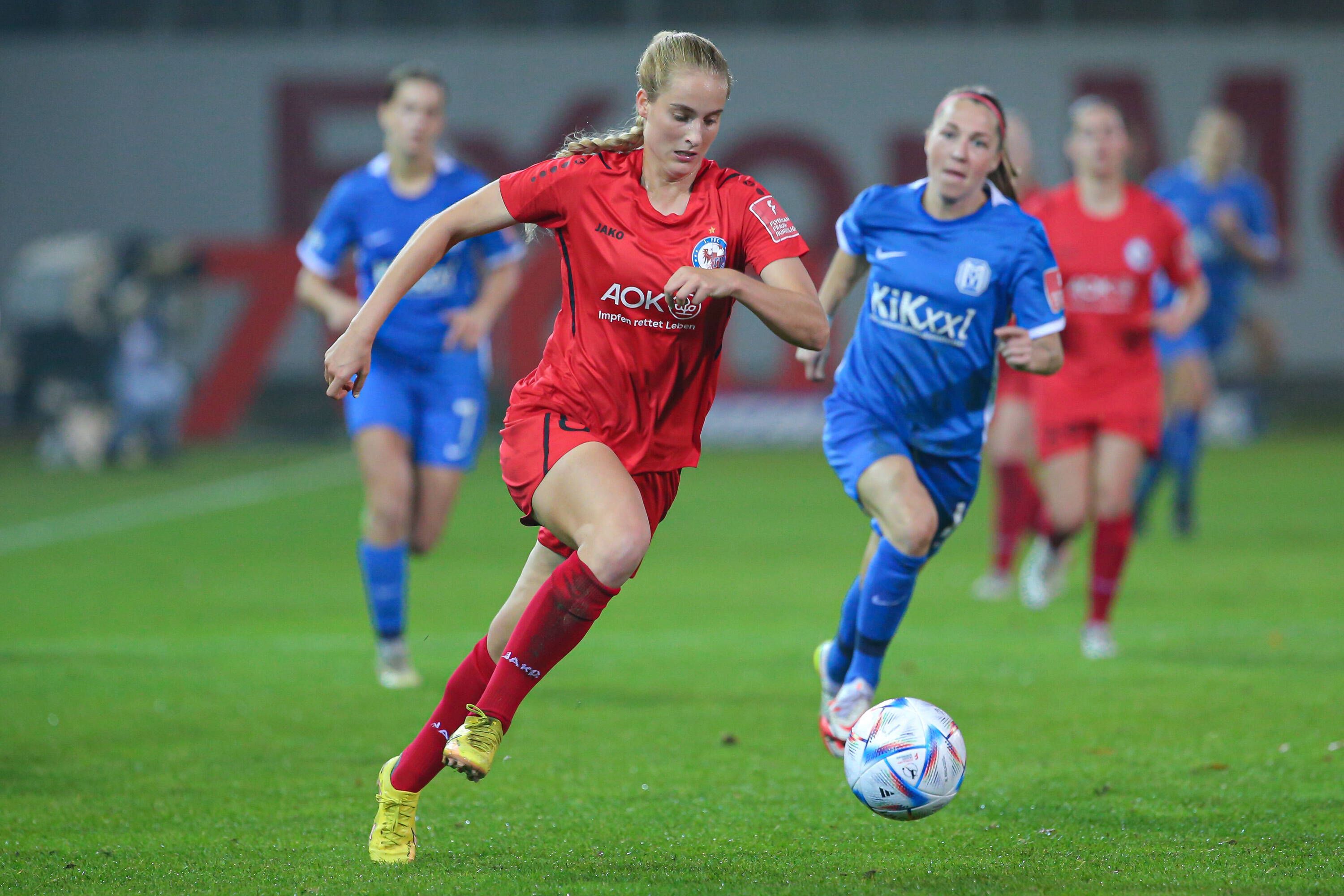 Laura Radke (l.), hier im Einsatz für Ex-Klub Turbine Potsdam am 21. Oktober 2022 gegen den SV Meppen, verstärkt in der kommenden Spielzeit die Frauenmannschaft von Borussia Mönchengladbach in der 2. Bundesliga.