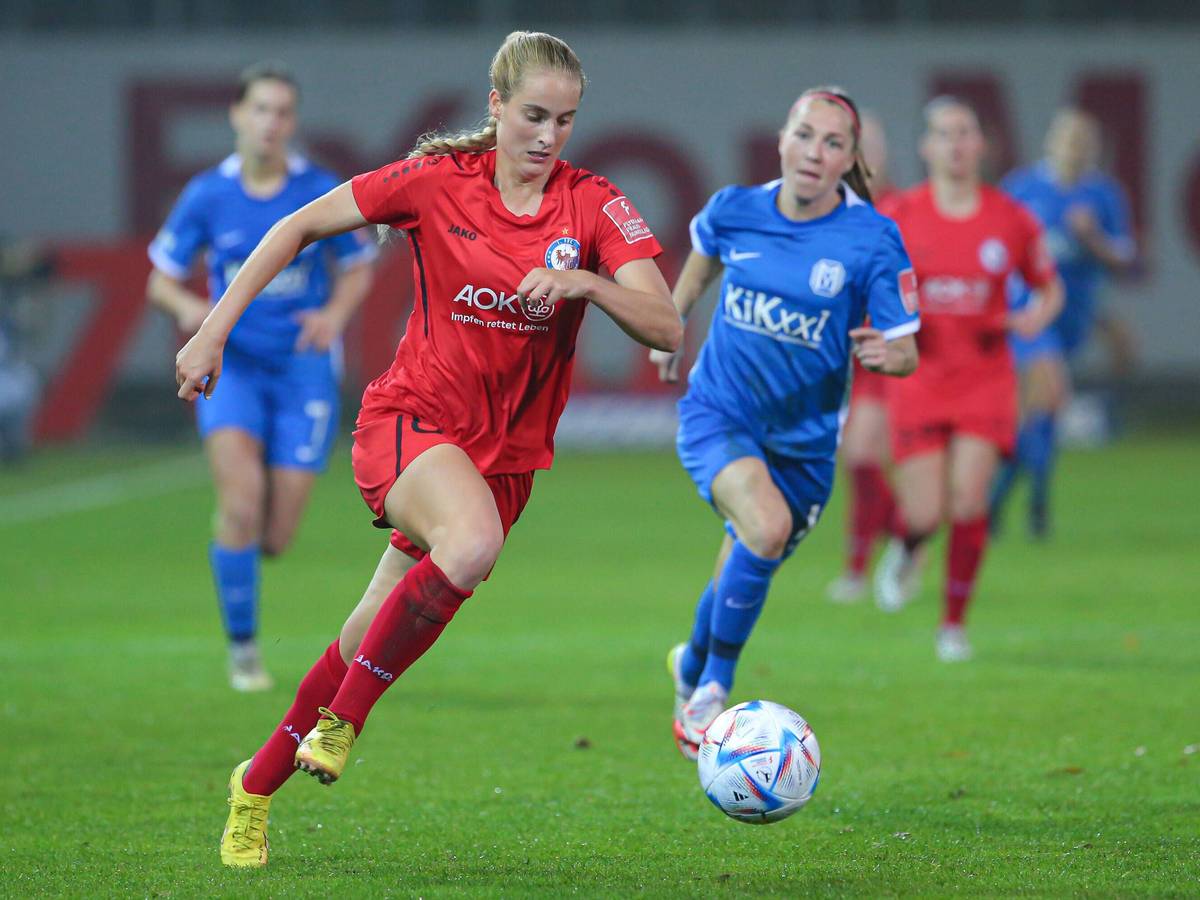 Laura Radke (l.), hier im Einsatz für Ex-Klub Turbine Potsdam am 21. Oktober 2022 gegen den SV Meppen, verstärkt in der kommenden Spielzeit die Frauenmannschaft von Borussia Mönchengladbach in der 2. Bundesliga.