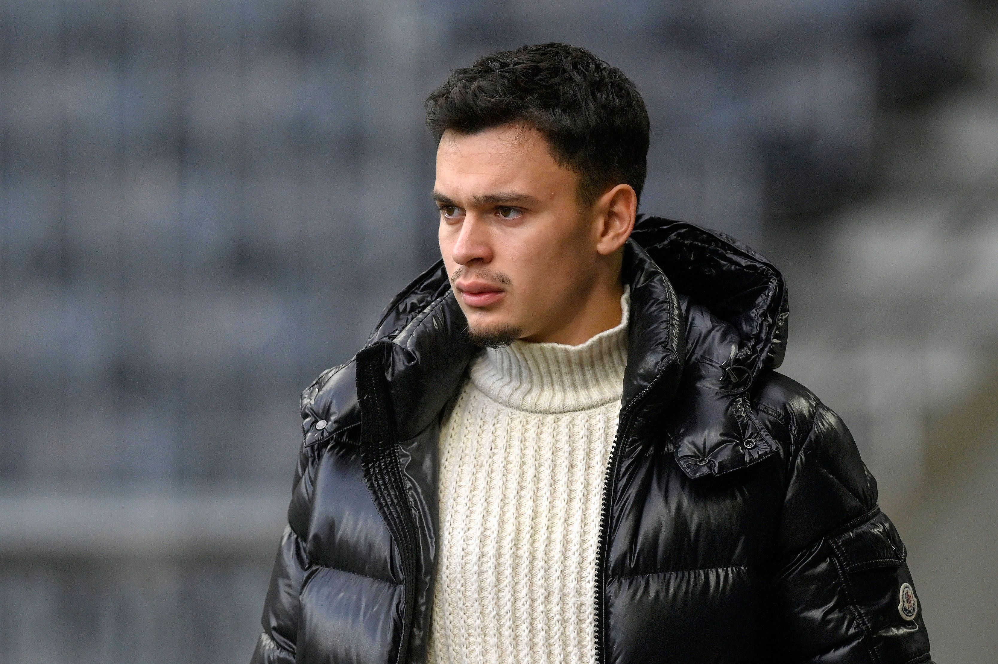 Fabian Rieder steht vor einem Spiel von den Young Boys Bern am 14. Januar 2023 am Spielfeldrand und trägt Straßenkleidung.