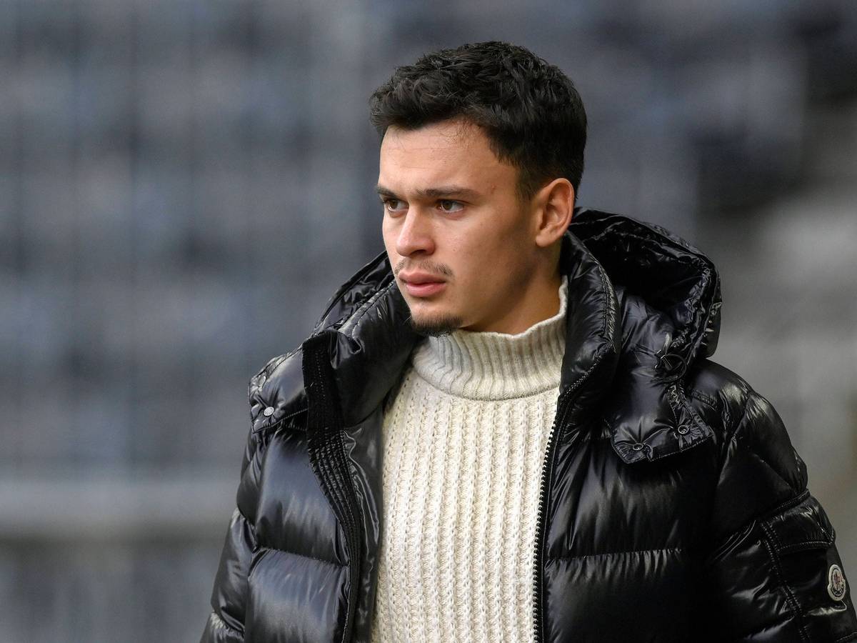 Fabian Rieder steht vor einem Spiel von den Young Boys Bern am 14. Januar 2023 am Spielfeldrand und trägt Straßenkleidung.