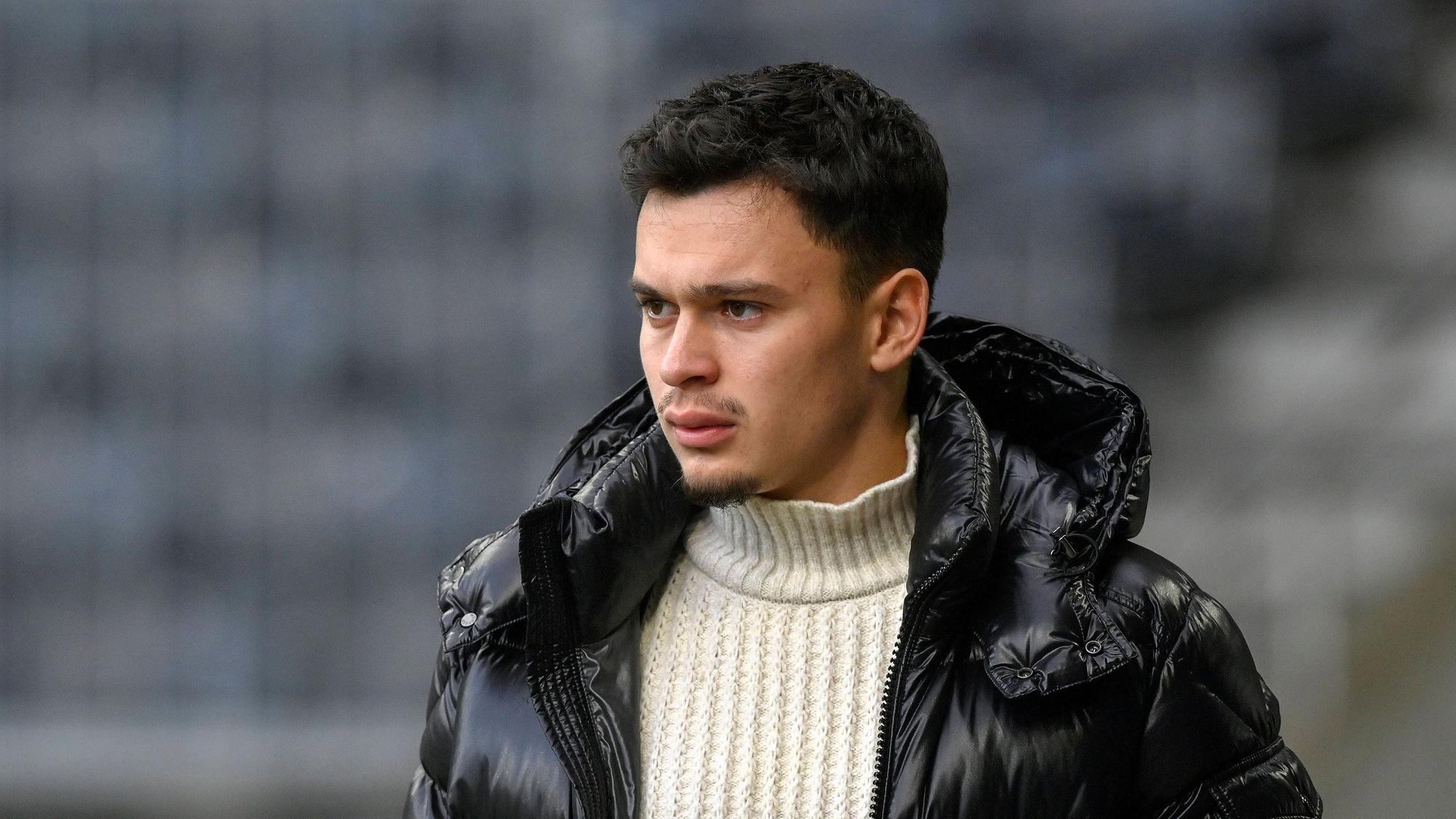 Fabian Rieder steht vor einem Spiel von den Young Boys Bern am 14. Januar 2023 am Spielfeldrand und trägt Straßenkleidung.