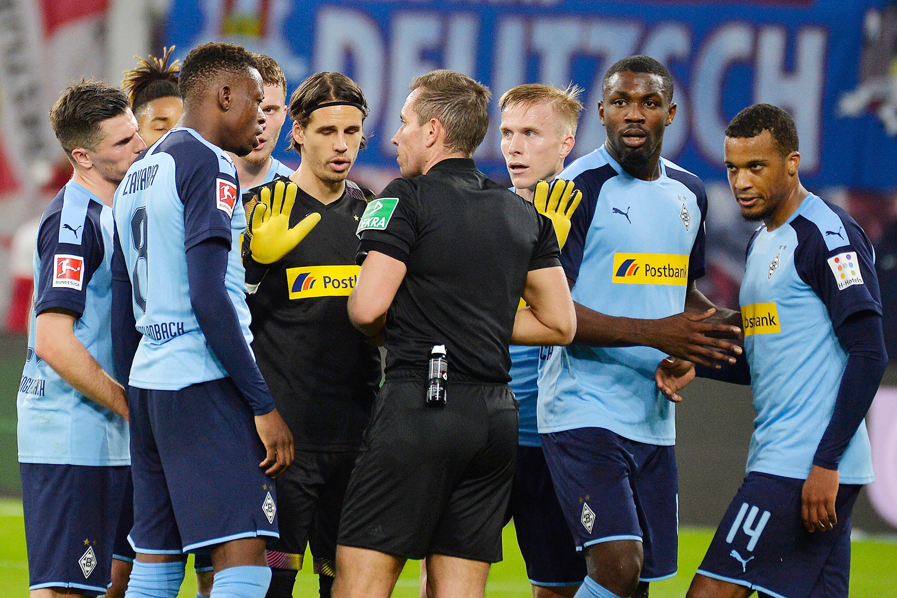 Die Spieler von Borussia Mönchengladbach protestieren am 1. Februar 2020 bei Schiedsrichter Tobias Stieler, nachdem er Alassane Plea (r.) mit der Roten Karte vom Platz gestellt hatte.