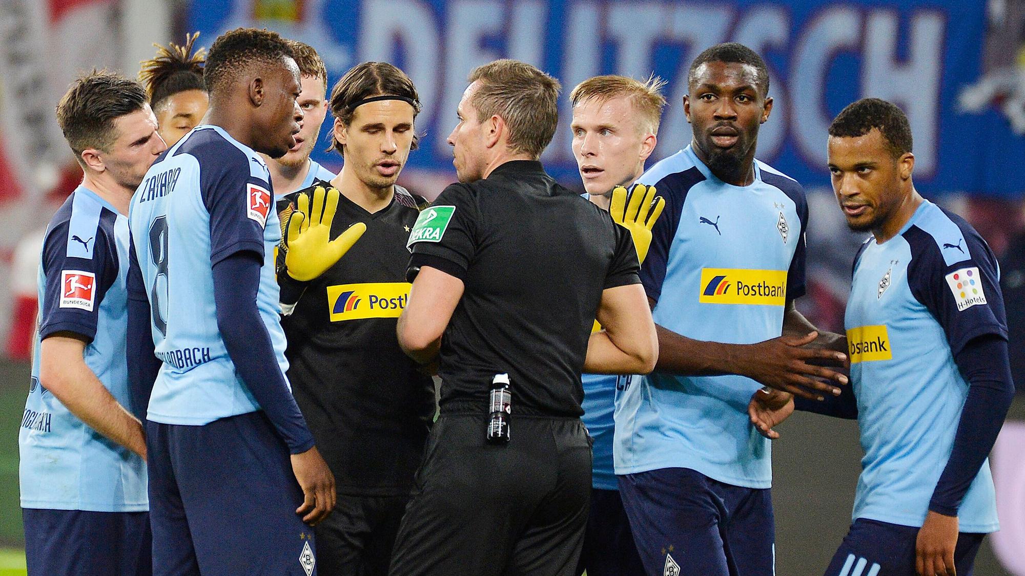 Die Spieler von Borussia Mönchengladbach protestieren am 1. Februar 2020 bei Schiedsrichter Tobias Stieler, nachdem er Alassane Plea (r.) mit der Roten Karte vom Platz gestellt hatte.