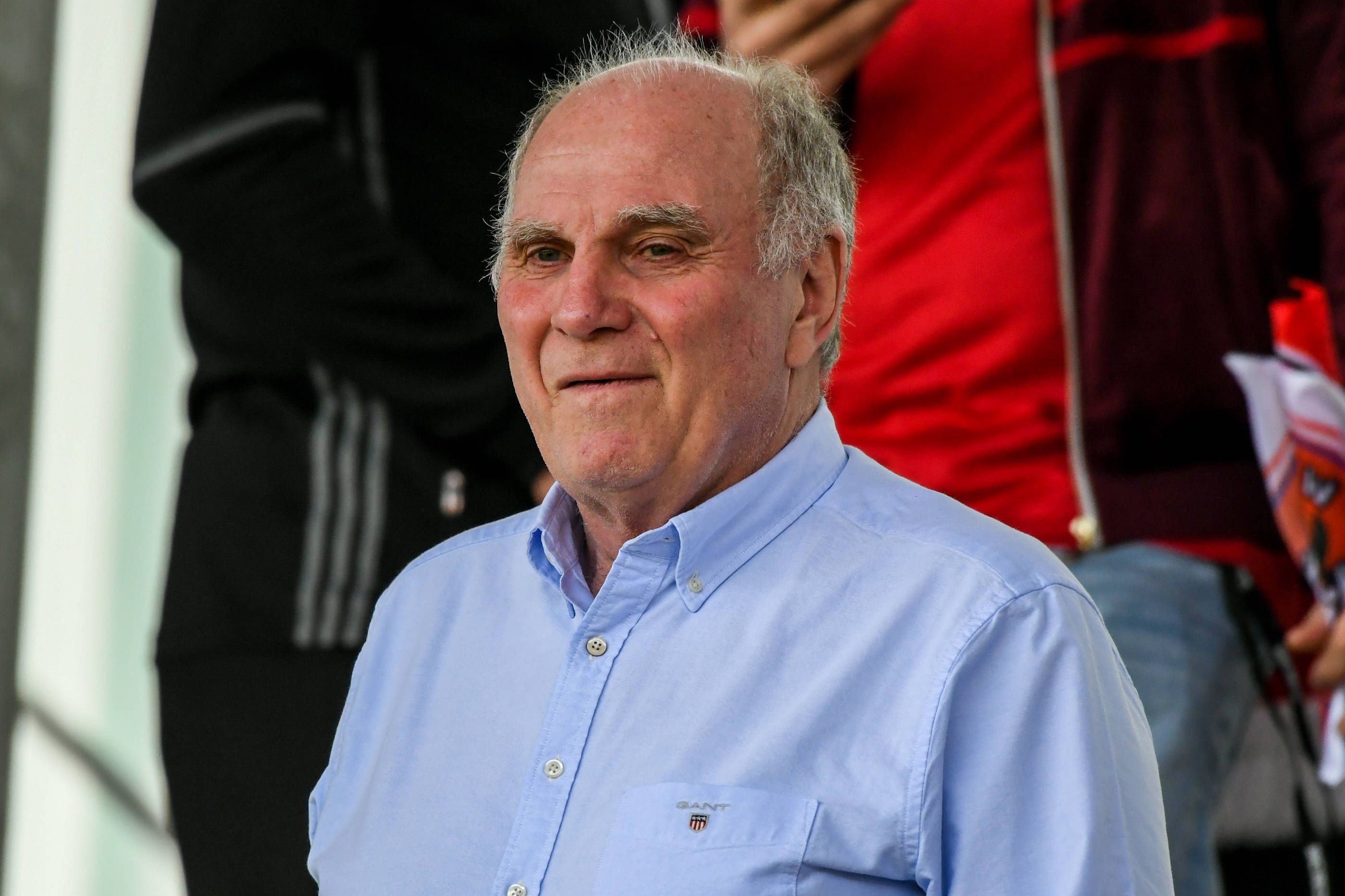 Uli Hoeneß schaut sich am 28. Mai 2023 ein Spiel des Frauen-Teams von Bayern München an.