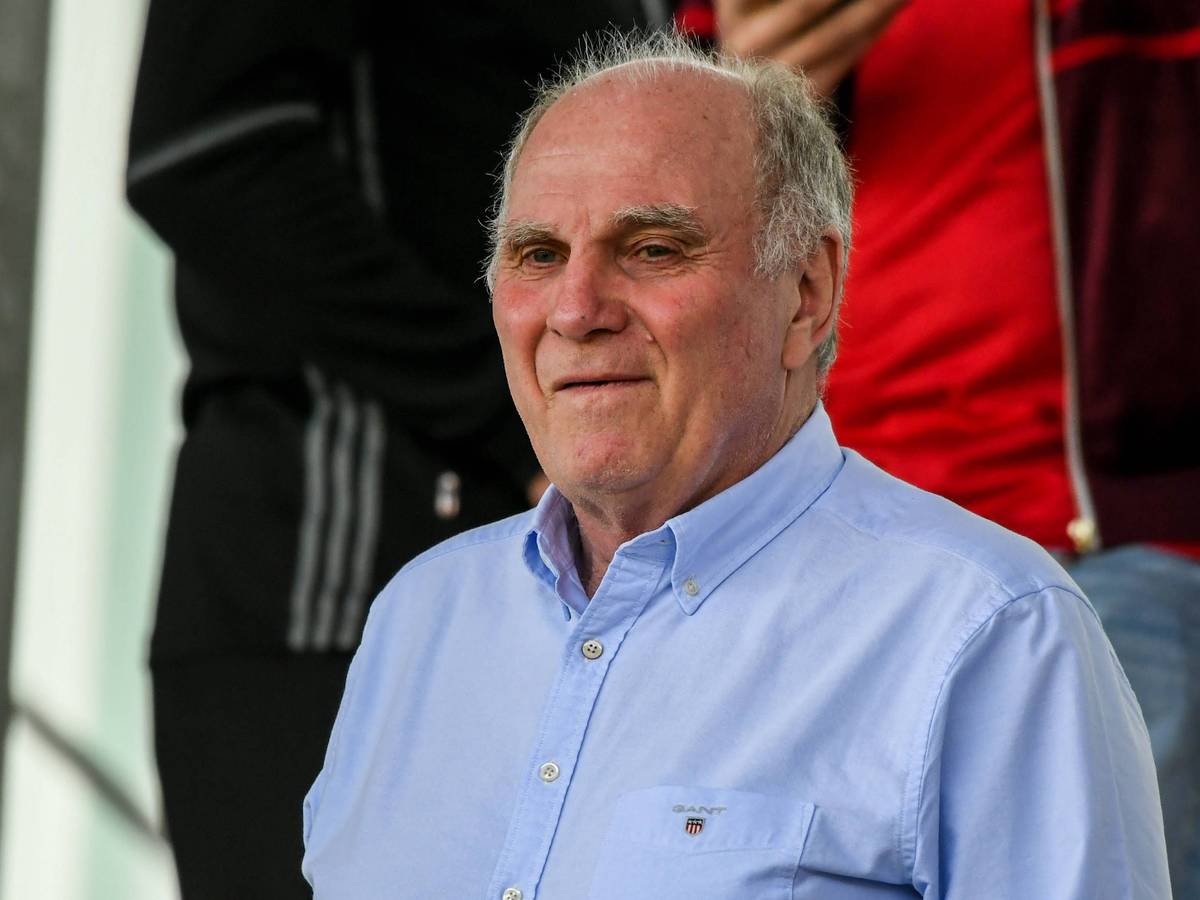Uli Hoeneß schaut sich am 28. Mai 2023 ein Spiel des Frauen-Teams von Bayern München an.