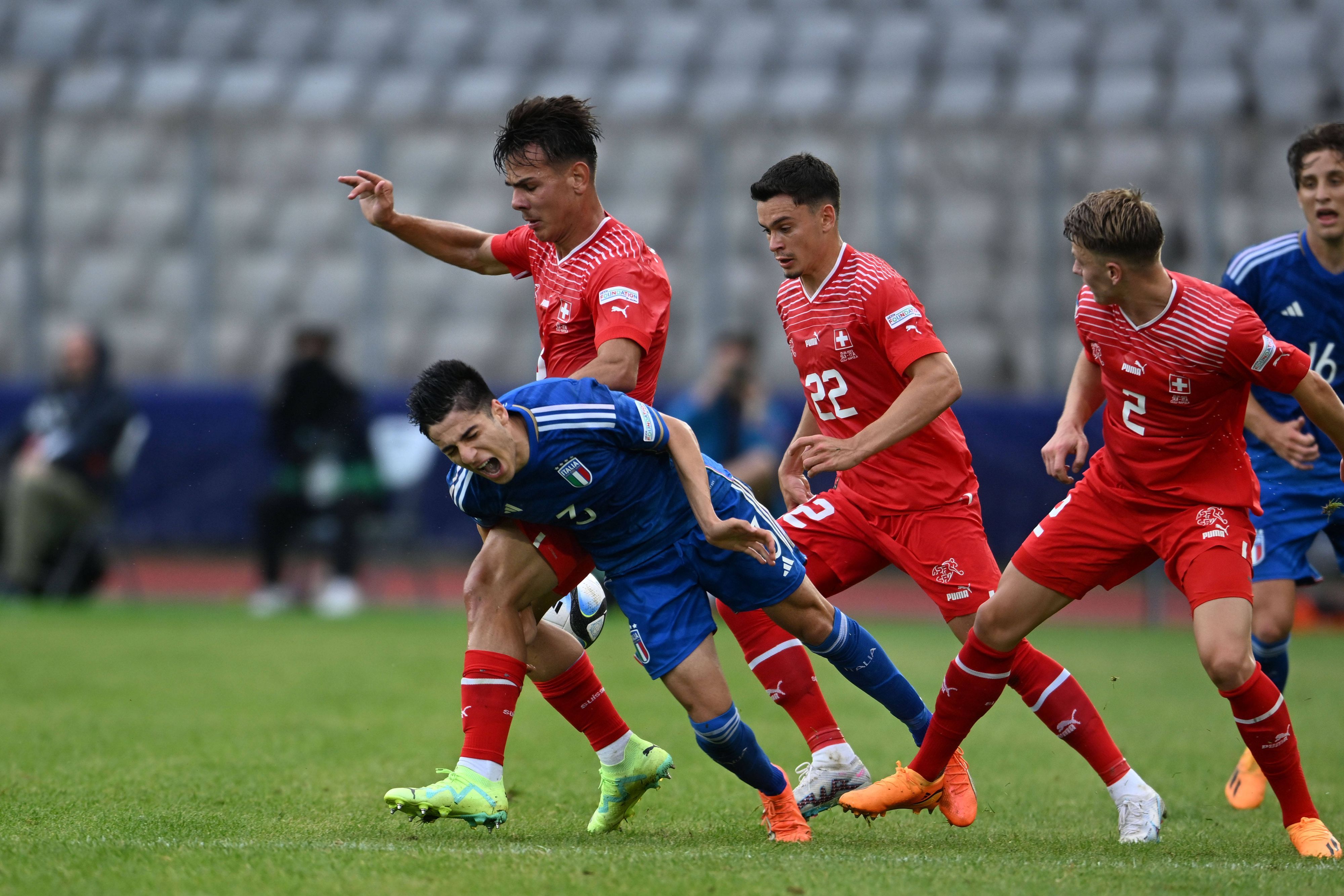 Beim U21-Länderspiel zwischen Italien und Schweiz versuchen Ardon Jashari (l.) und Fabian Rieder (2.v.l.) einem italienischen Spieler am 25. Juni 2023 den Ball abzunehmen.