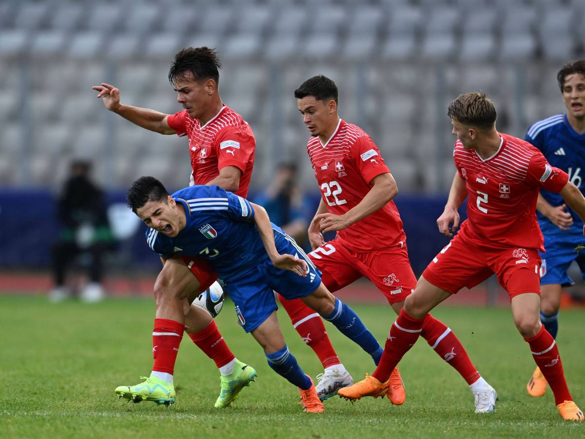 Beim U21-Länderspiel zwischen Italien und Schweiz versuchen Ardon Jashari (l.) und Fabian Rieder (2.v.l.) einem italienischen Spieler am 25. Juni 2023 den Ball abzunehmen.