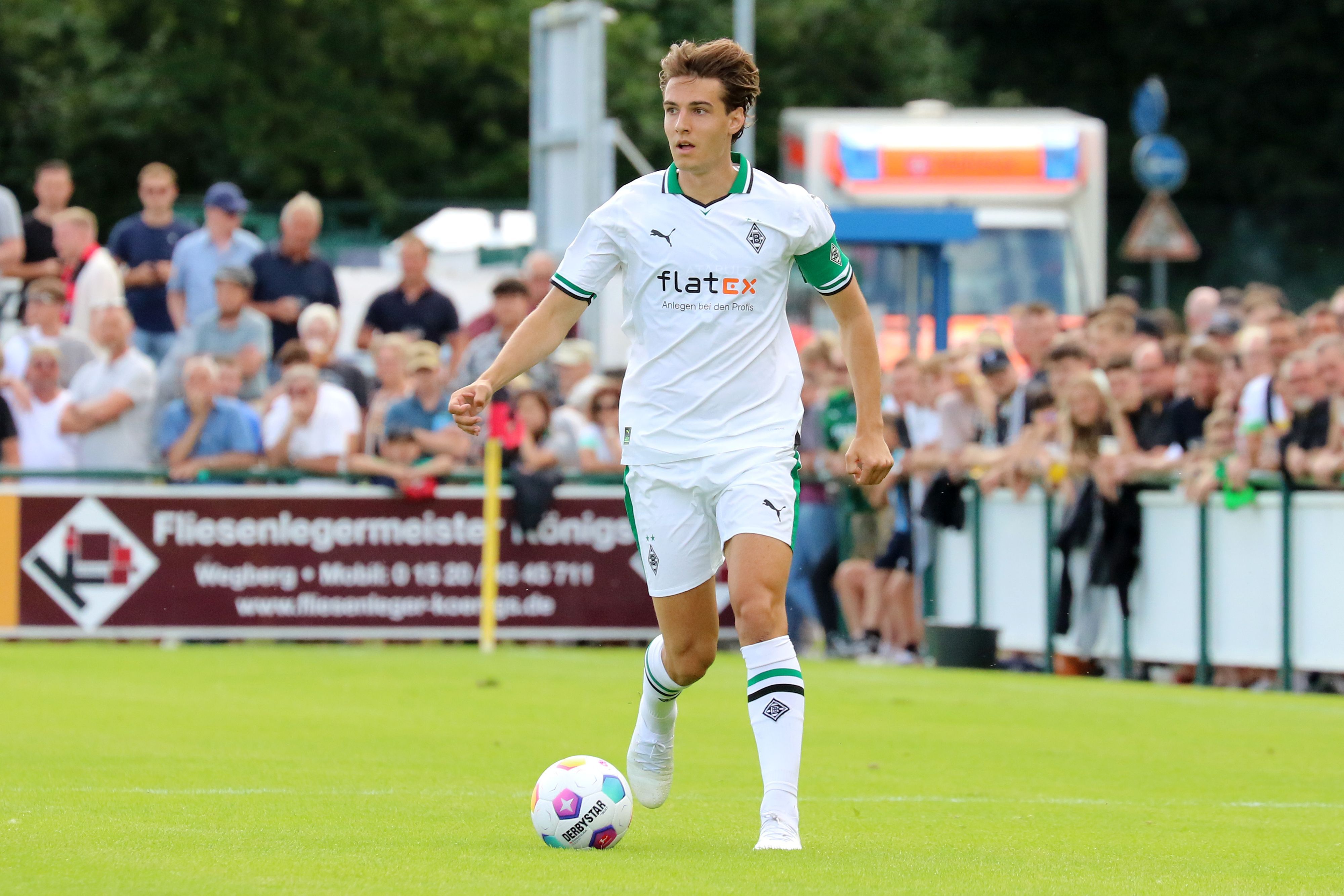 Florian Neuhaus von Borussia Mönchengladbach, hier am 15. Juli 2023 beim Testspiel beim FC Wegberg-Beeck, trägt das Heimtrikot der Fohlen für die Saison 2023/24.