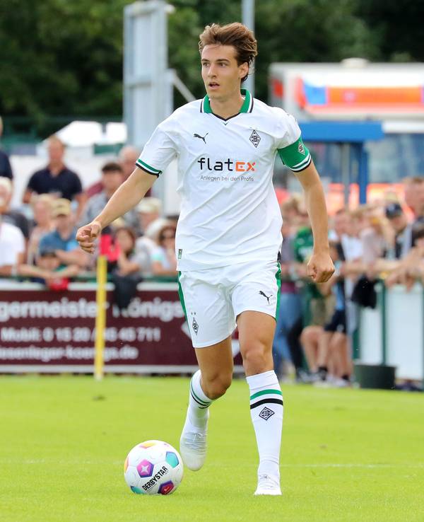 Florian Neuhaus von Borussia Mönchengladbach, hier am 15. Juli 2023 beim Testspiel beim FC Wegberg-Beeck, trägt das Heimtrikot der Fohlen für die Saison 2023/24.