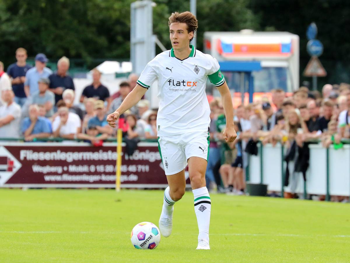 Florian Neuhaus von Borussia Mönchengladbach, hier am 15. Juli 2023 beim Testspiel beim FC Wegberg-Beeck, trägt das Heimtrikot der Fohlen für die Saison 2023/24.