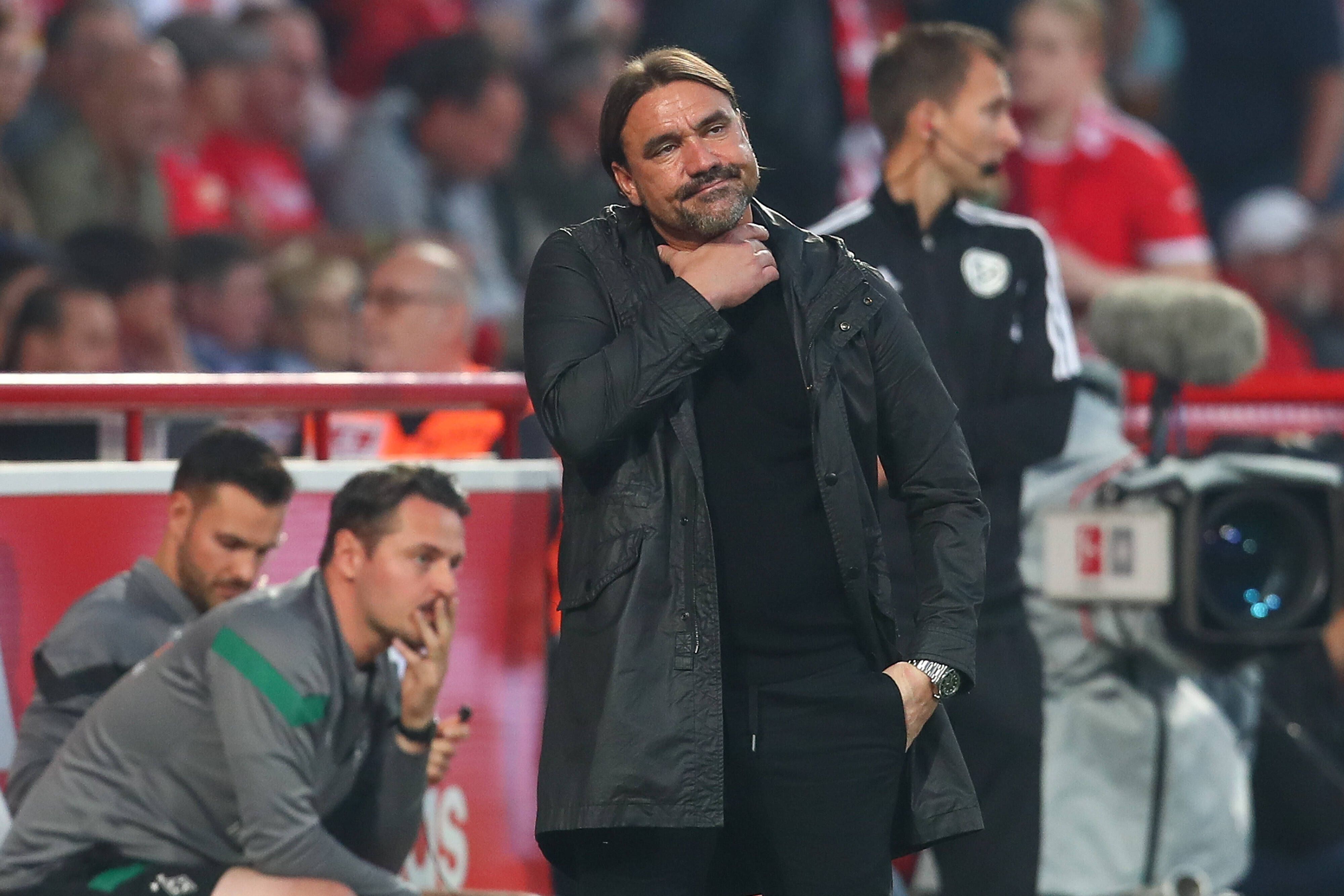 Daniel Farke steht beim Spiel von Borussia Mönchengladbach gegen Union Berlin am 30. August 2022 am Spielfeldrand und hält sich die Hand an den Hals.