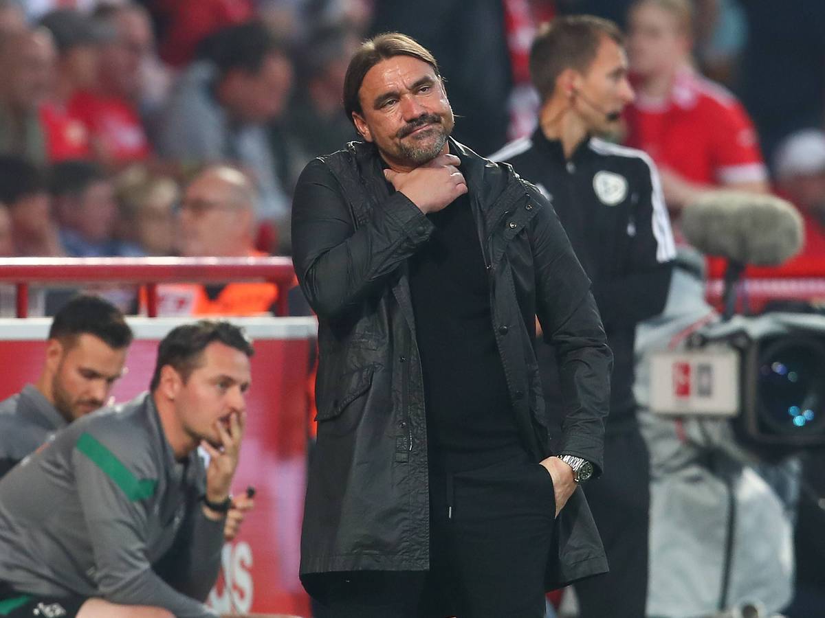 Daniel Farke steht beim Spiel von Borussia Mönchengladbach gegen Union Berlin am 30. August 2022 am Spielfeldrand und hält sich die Hand an den Hals.