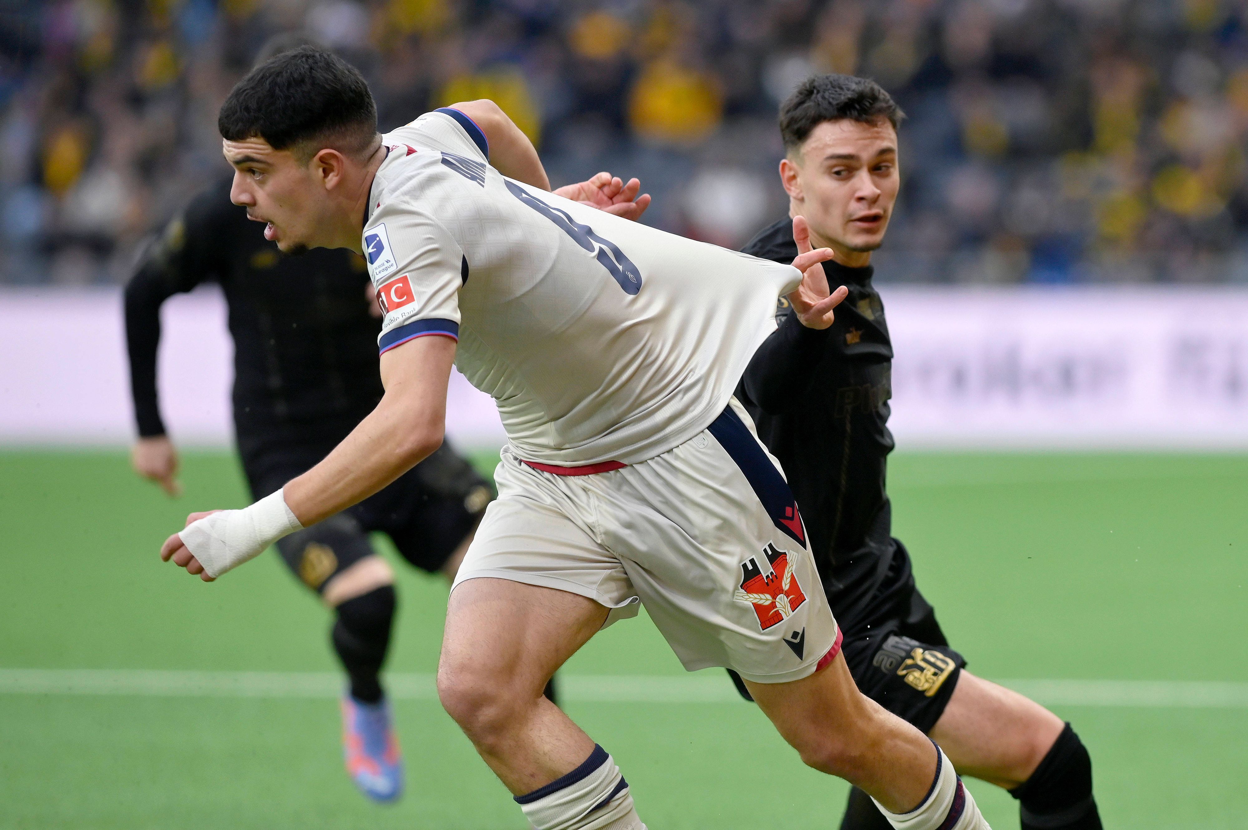 Zeki Amdouni (l.) am 19. März 2023 im Trikot des FC Basel im Zweikampf mit Fabian Rieder vom BSC Young Boys.
