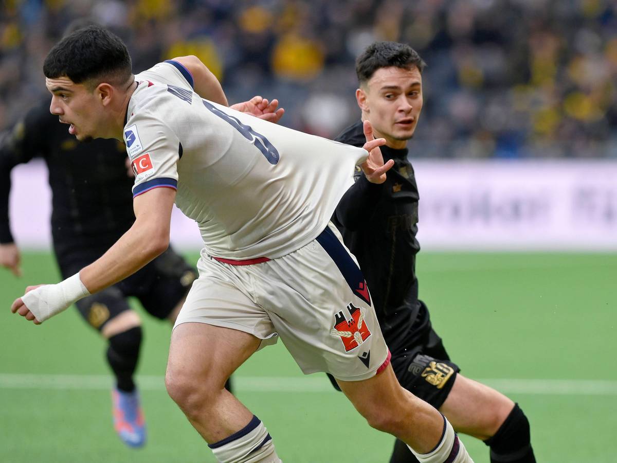Zeki Amdouni (l.) am 19. März 2023 im Trikot des FC Basel im Zweikampf mit Fabian Rieder vom BSC Young Boys.