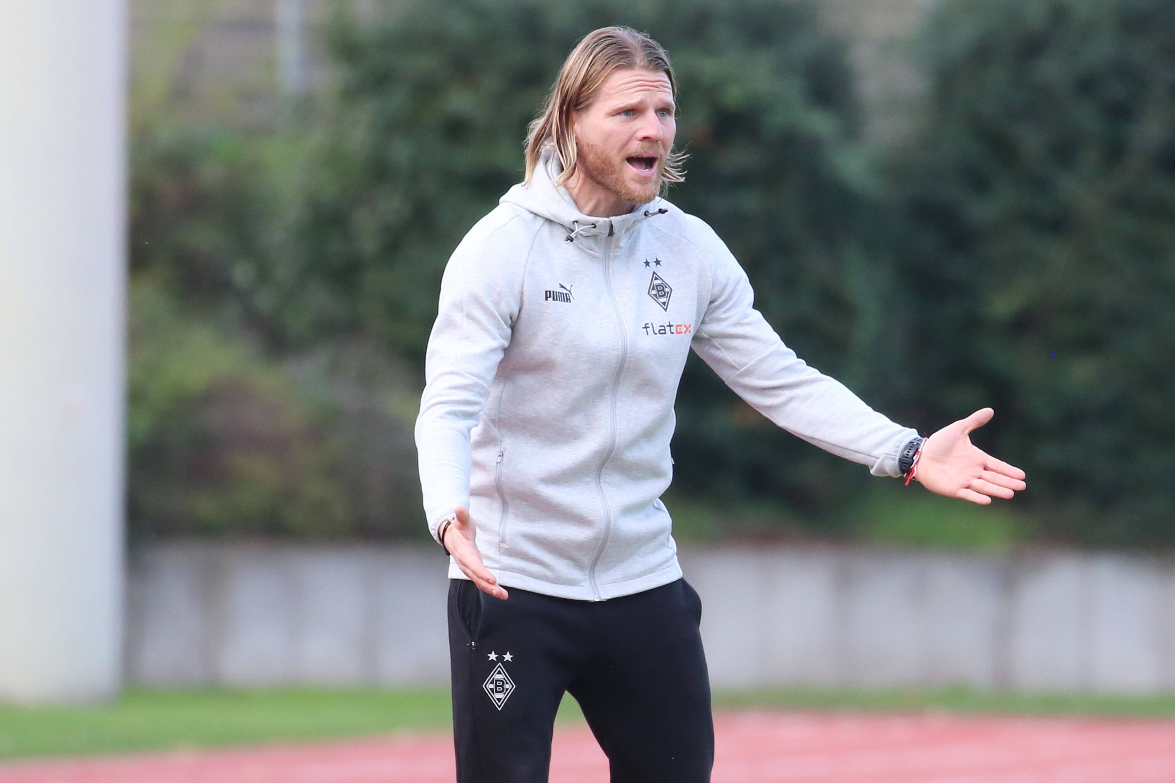 Eugen Polanski, hier am 18. November 2022, gestikuliert am Spielfeldrand bei einer Partie der U23 von Borussia Mönchengladbach.