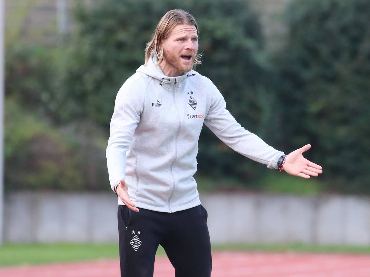 Eugen Polanski, hier am 18. November 2022, gestikuliert am Spielfeldrand bei einer Partie der U23 von Borussia Mönchengladbach.