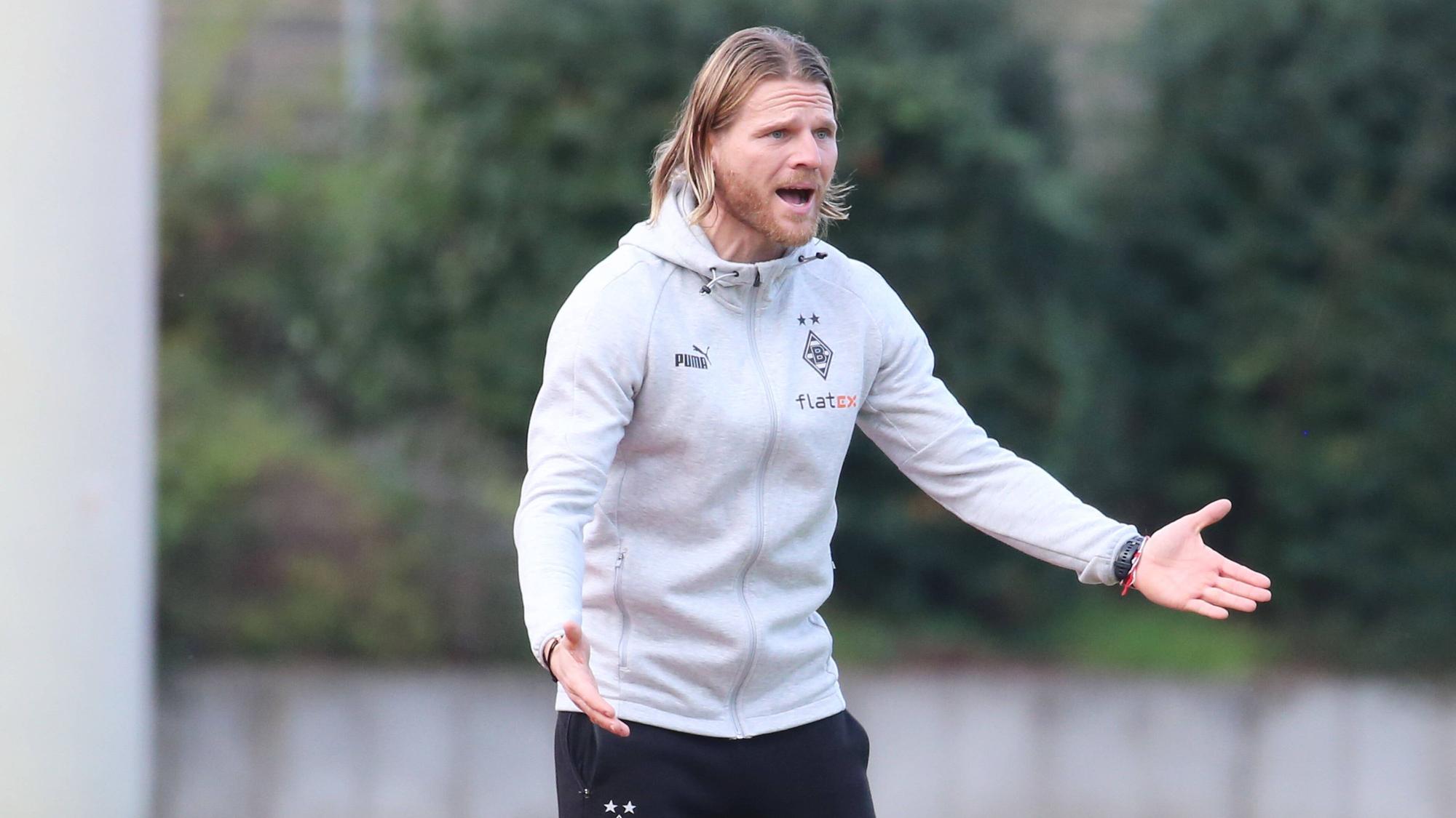 Eugen Polanski, hier am 18. November 2022, gestikuliert am Spielfeldrand bei einer Partie der U23 von Borussia Mönchengladbach.