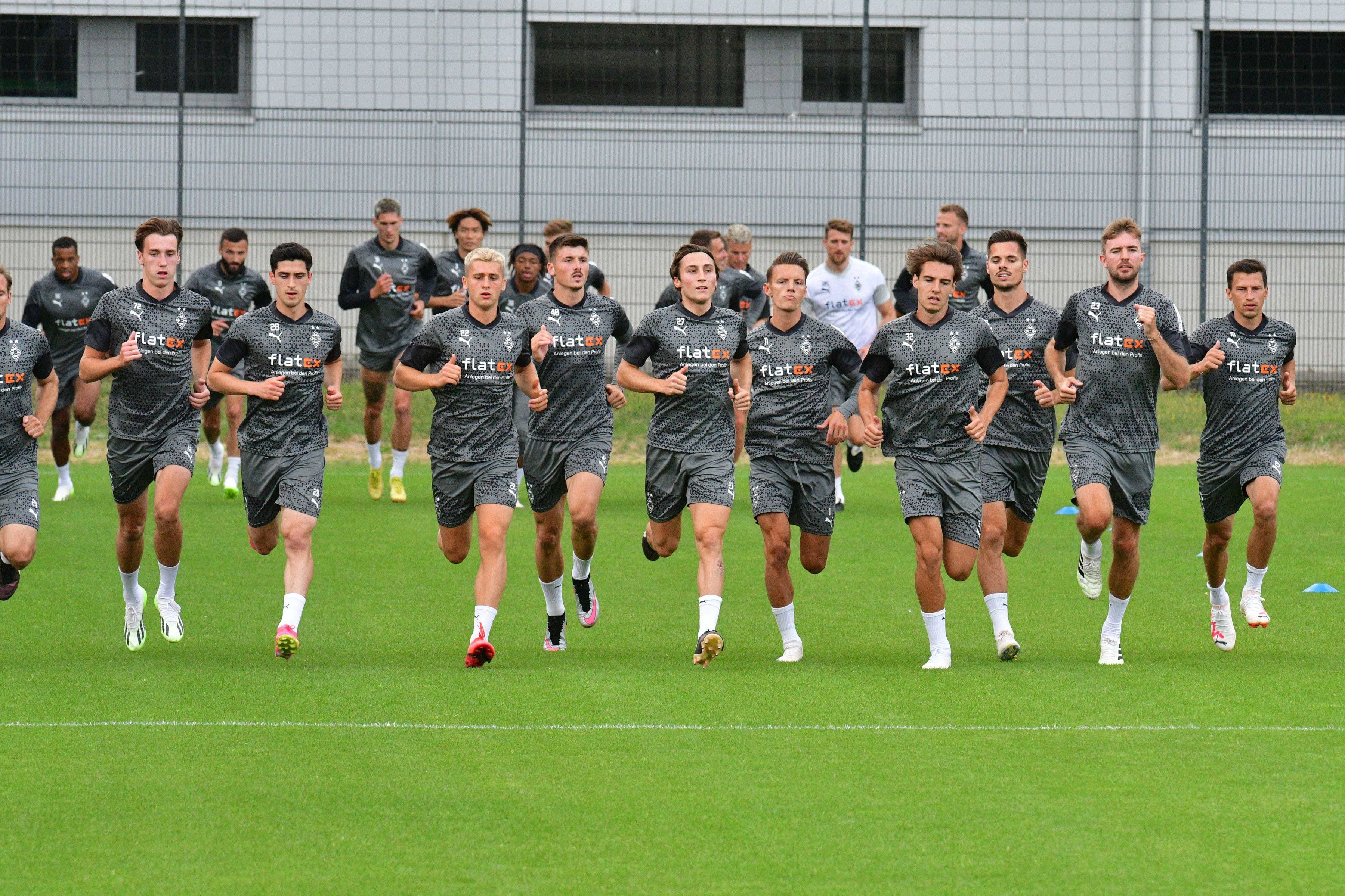 Lauftraining bei Borussia Mönchengladbach: Hannes Wolf (5.v.r.) und seine Gladbach-Teamkollegen am 17. Juli 2023 im Training.