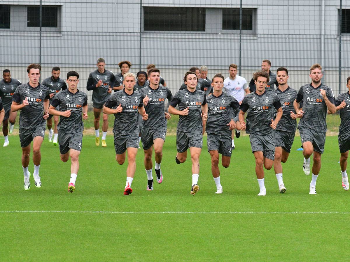 Lauftraining bei Borussia Mönchengladbach: Hannes Wolf (5.v.r.) und seine Gladbach-Teamkollegen am 17. Juli 2023 im Training.