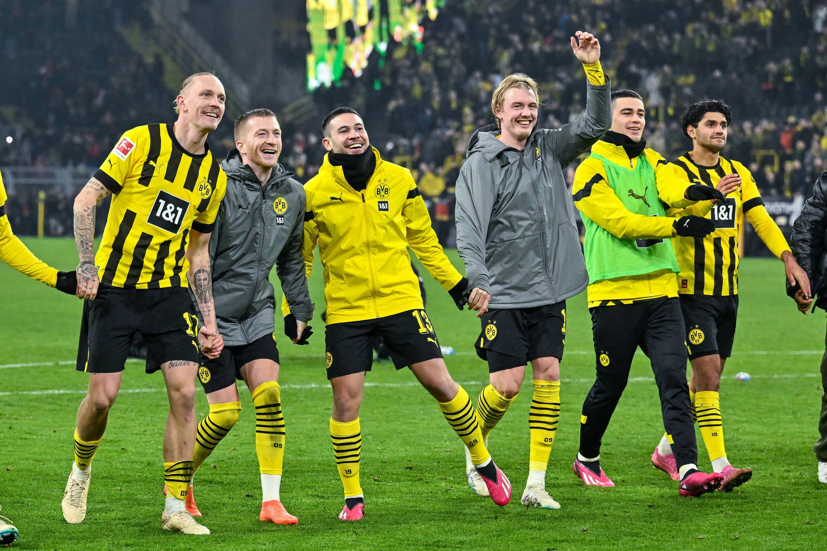 Giovanni Reyna (2.v.r.), hier am 3. März 2023, feiert mit seinem Teamkollegen von Borussia Dortmund, kam aber nicht zum Einsatz.