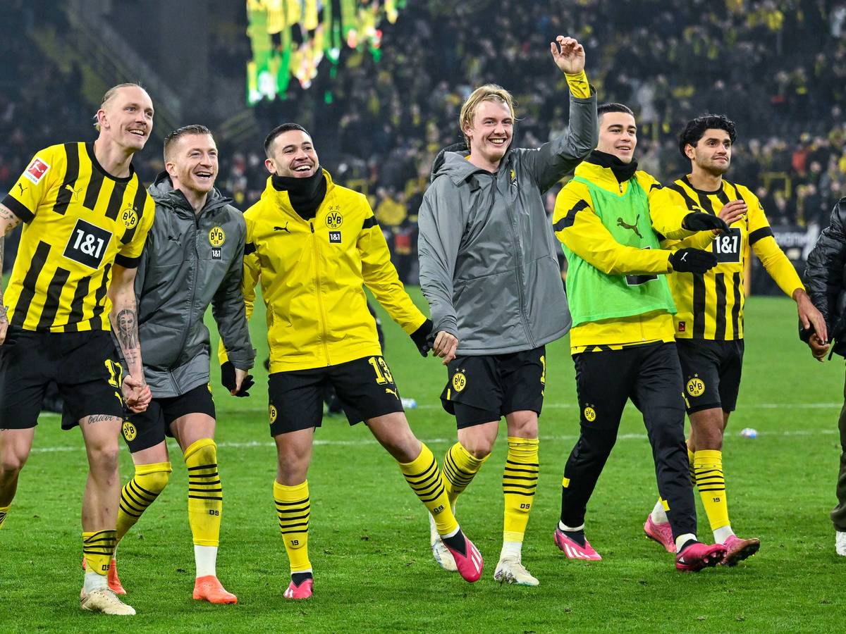 Giovanni Reyna (2.v.r.), hier am 3. März 2023, feiert mit seinem Teamkollegen von Borussia Dortmund, kam aber nicht zum Einsatz.