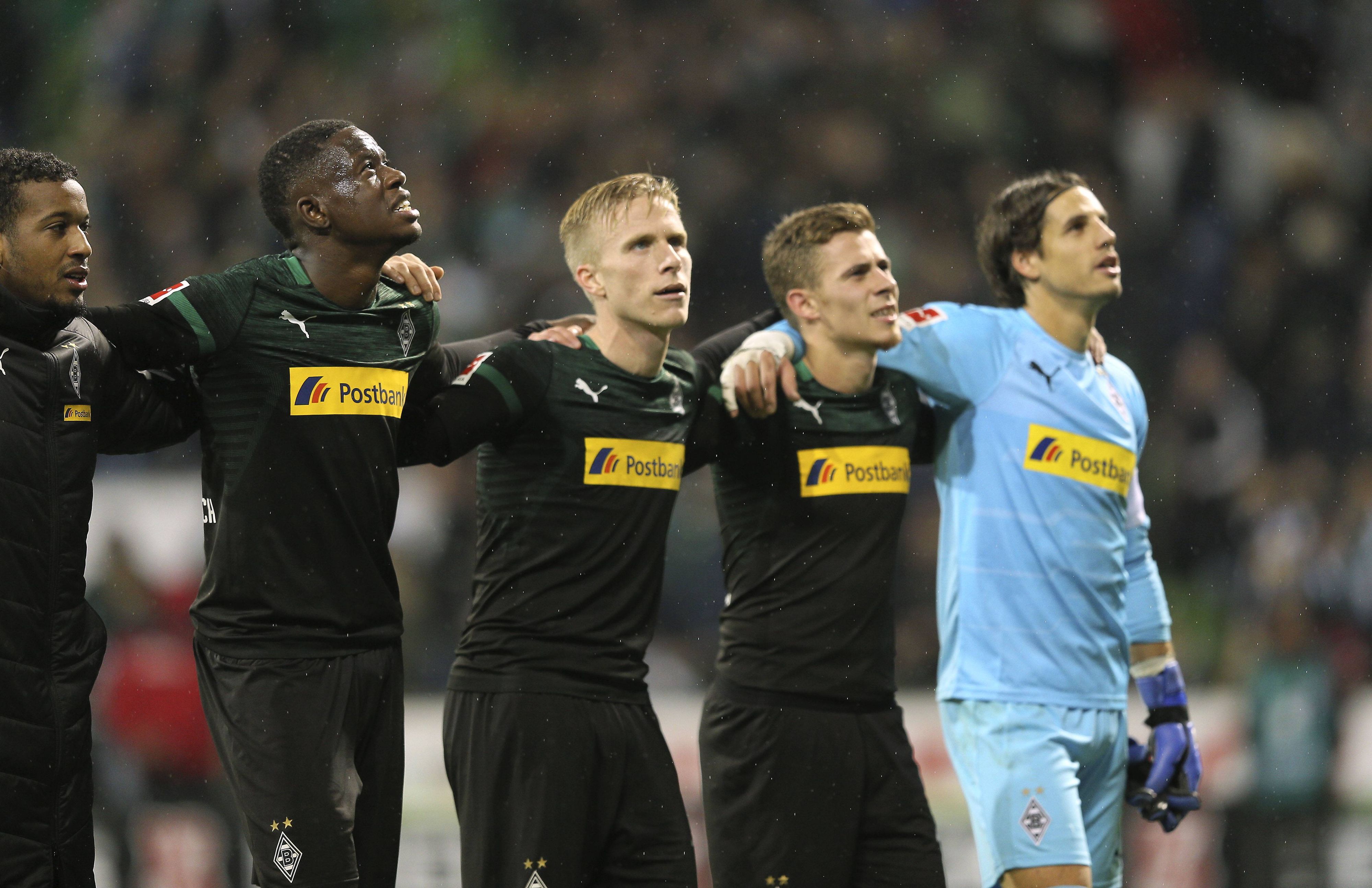Spieler von Borussia Mönchengladbach um Denis Zakaria (2.v.l.) feiern am 10. November 2018 einen Gladbach-Sieg bei Werder Bremen.