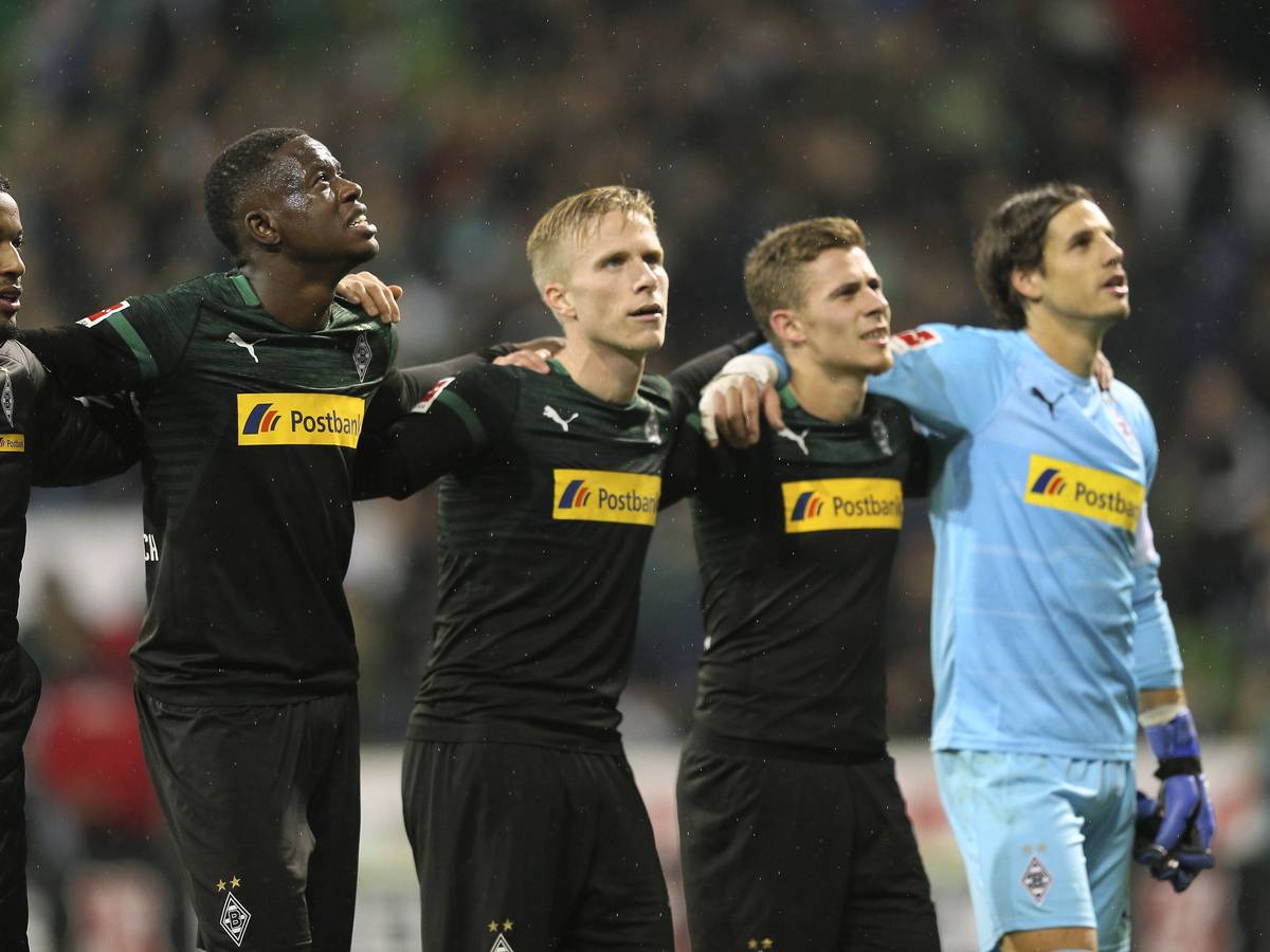Spieler von Borussia Mönchengladbach um Denis Zakaria (2.v.l.) feiern am 10. November 2018 einen Gladbach-Sieg bei Werder Bremen.